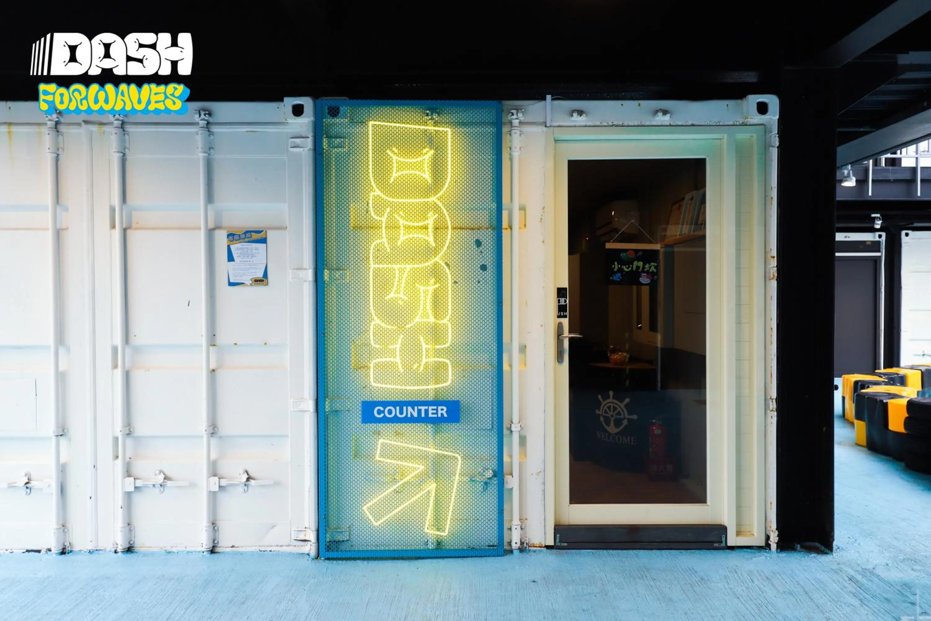 Facade/entrance in Dash Forwaves Hotel