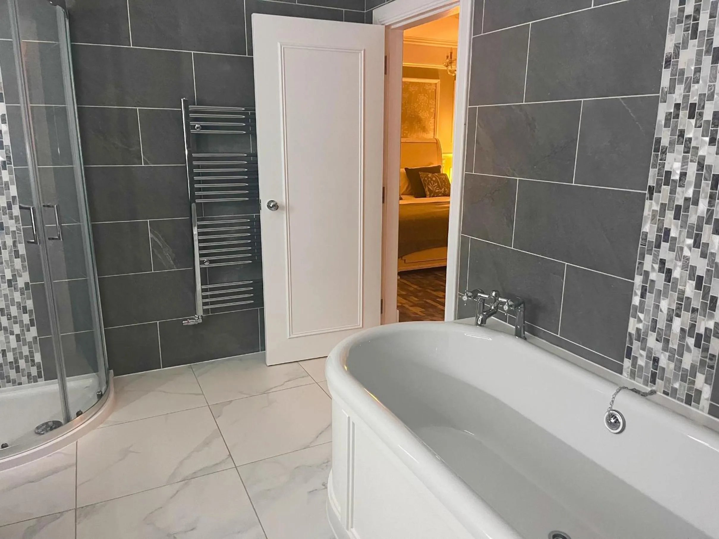 Shower in Kings Arms Hotel