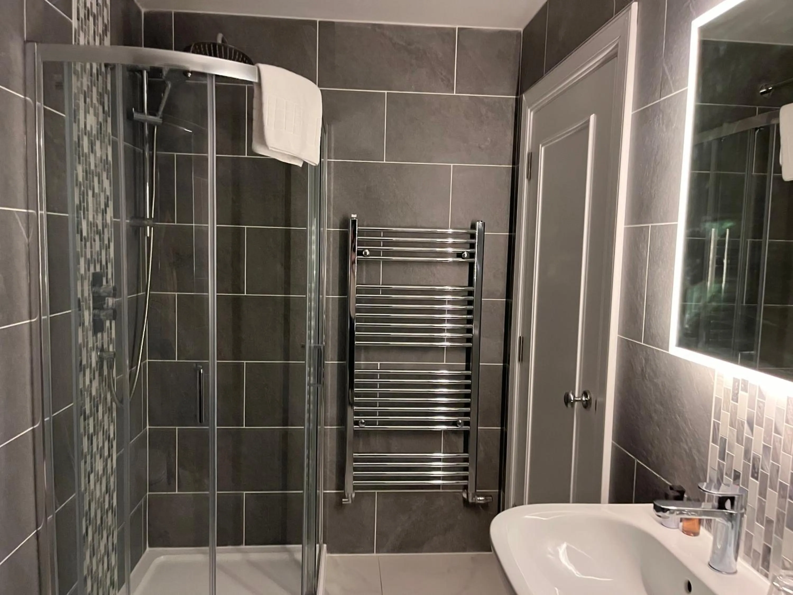 Shower in Kings Arms Hotel