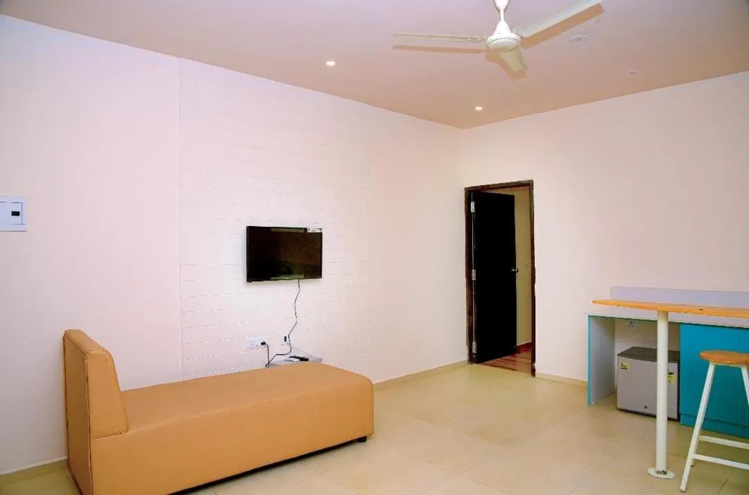 Communal lounge/ TV room in King Avarta Resort and Convention Centre Pondicherry