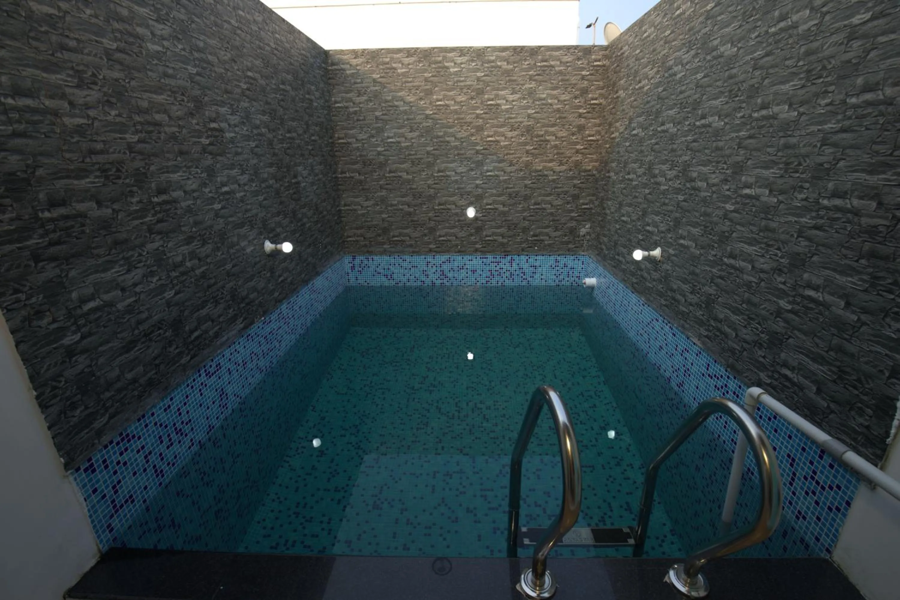 Swimming pool in King Avarta Resort and Convention Centre Pondicherry