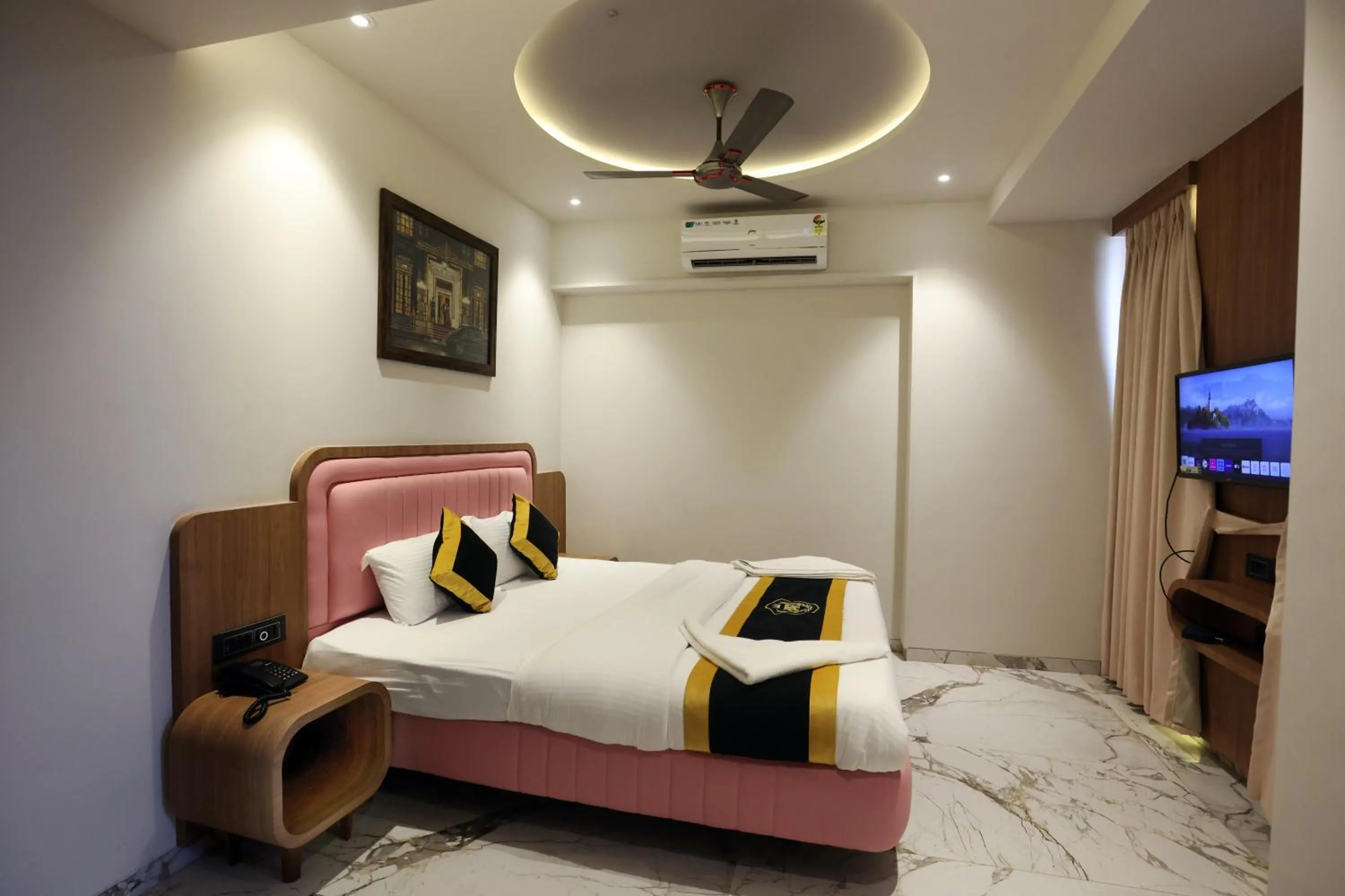 Bed in Hotel A R Paradise