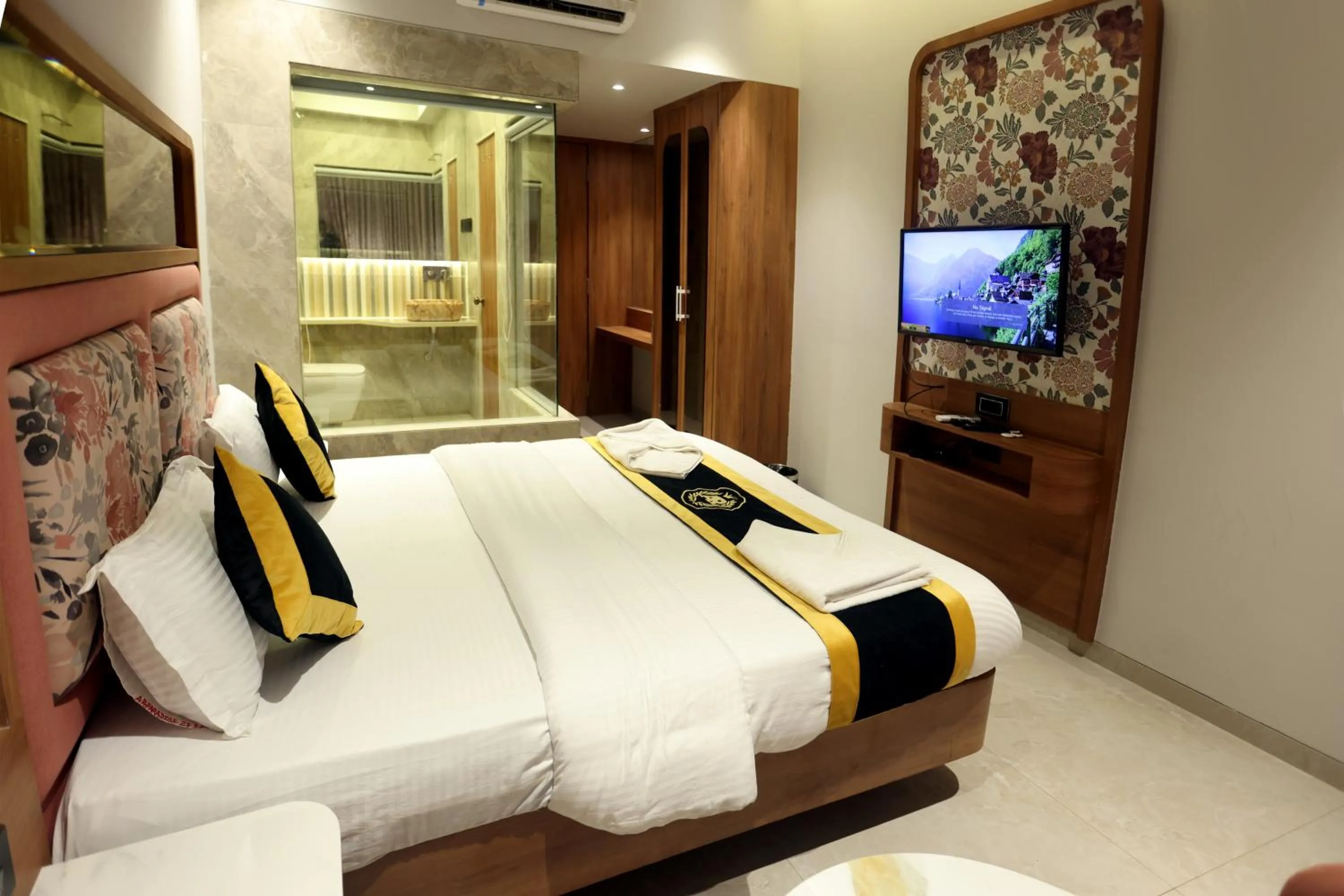 Communal lounge/ TV room, Bed in Hotel A R Paradise