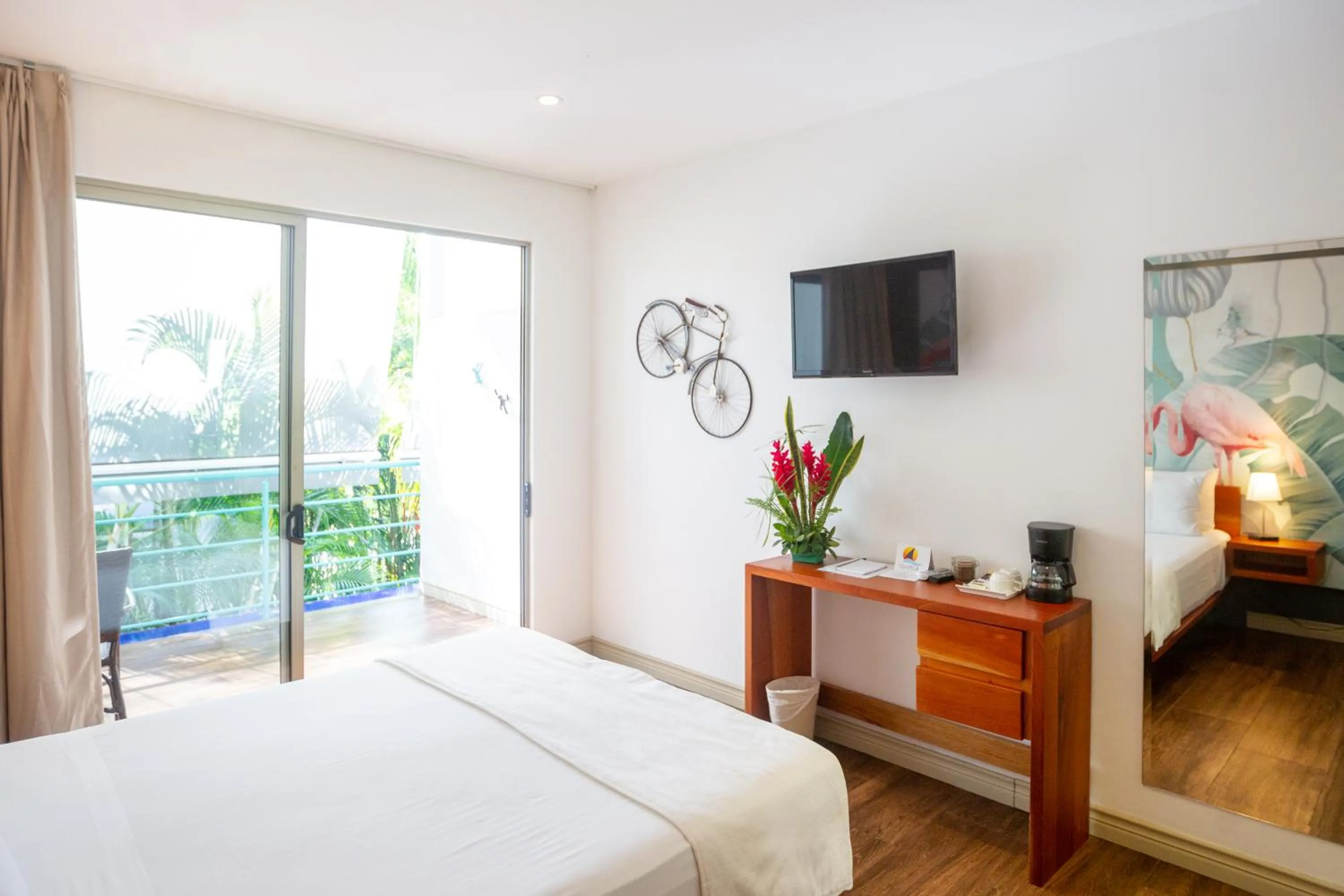 Communal lounge/ TV room, Bed in La Vela Boutique Hotel