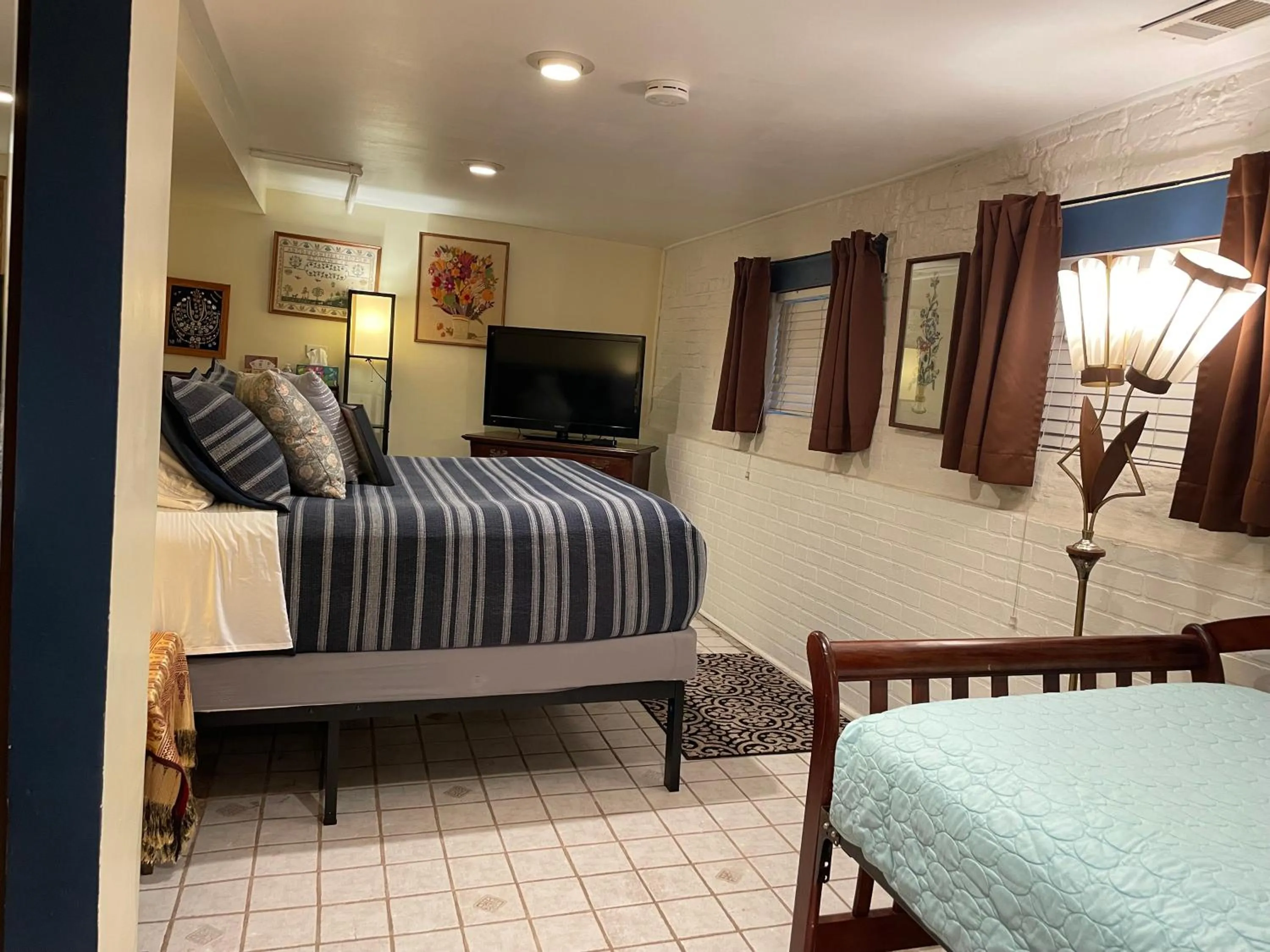 Photo of the whole room, Bed in Ray's Bucktown Bed and Breakfast