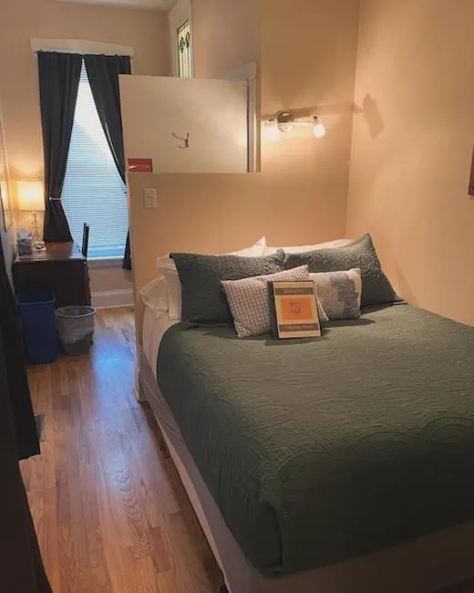 Bed in Ray's Bucktown Bed and Breakfast