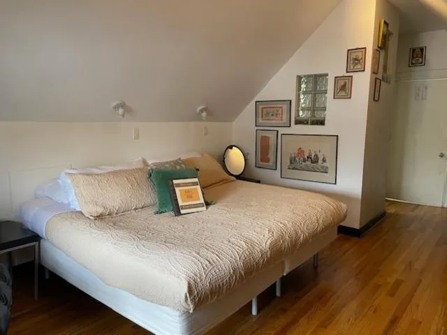 Bed in Ray's Bucktown Bed and Breakfast