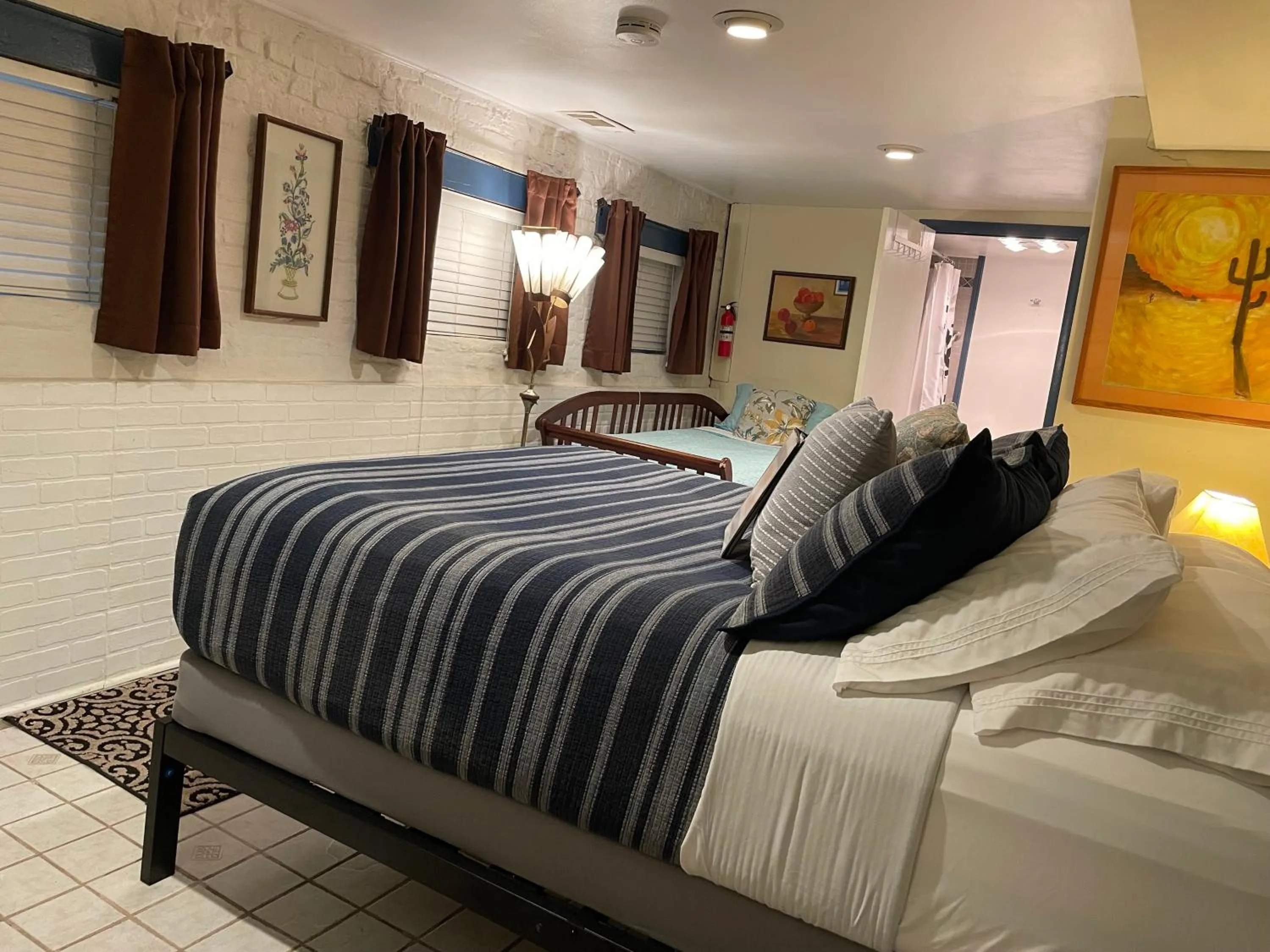 Photo of the whole room, Bed in Ray's Bucktown Bed and Breakfast