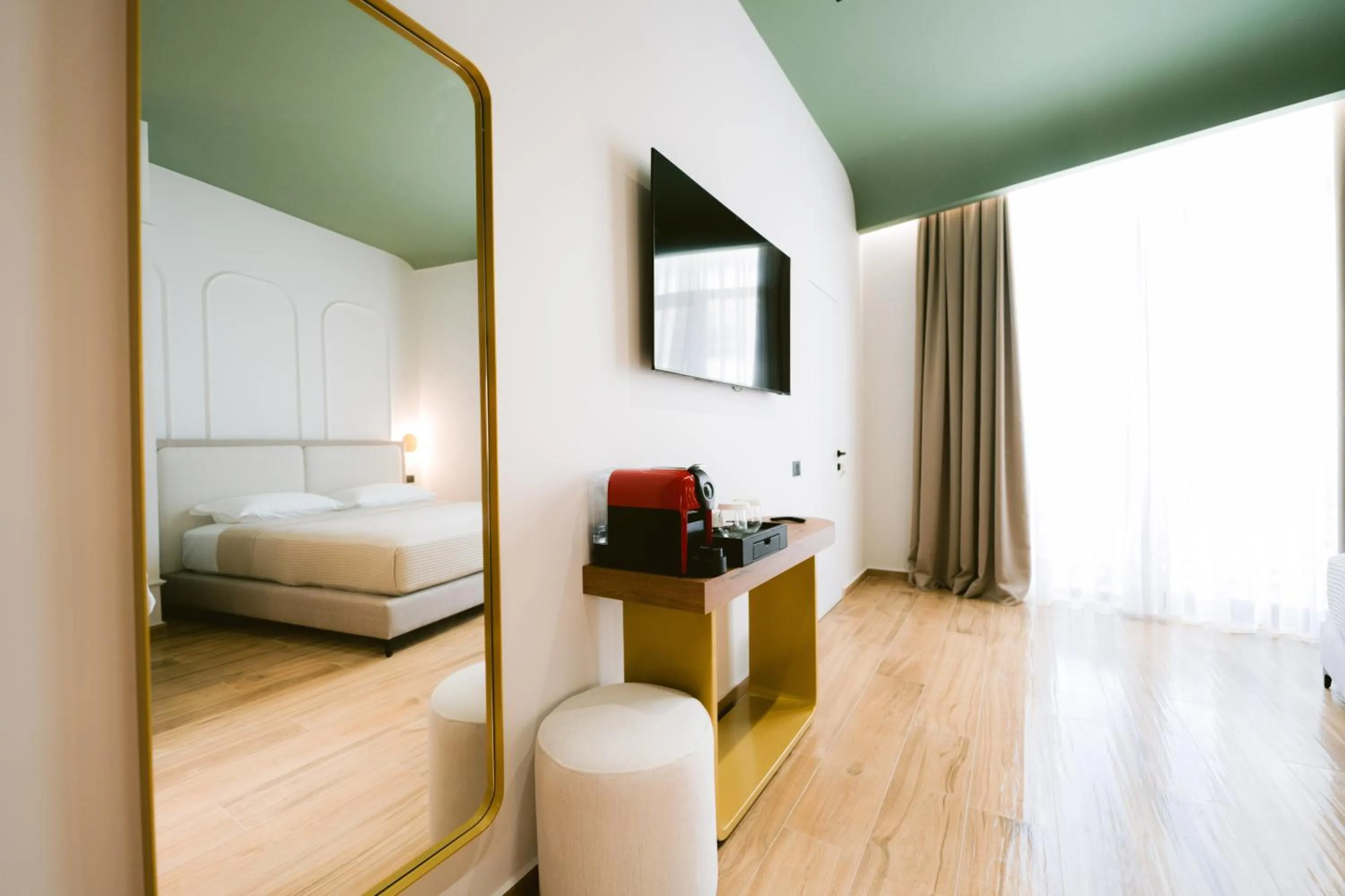 TV and multimedia, Bed in Noemie Hotel