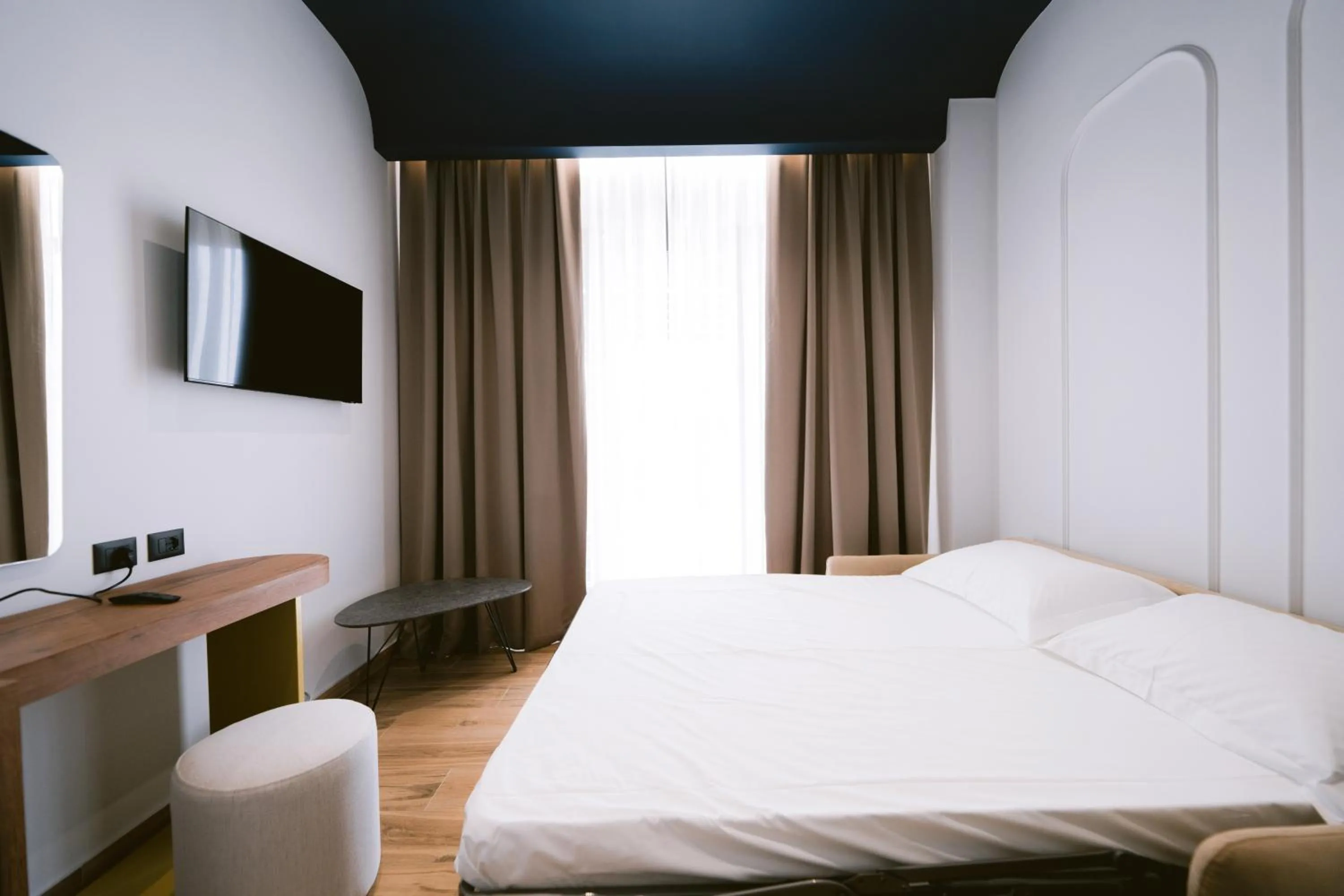 TV and multimedia, Bed in Noemie Hotel