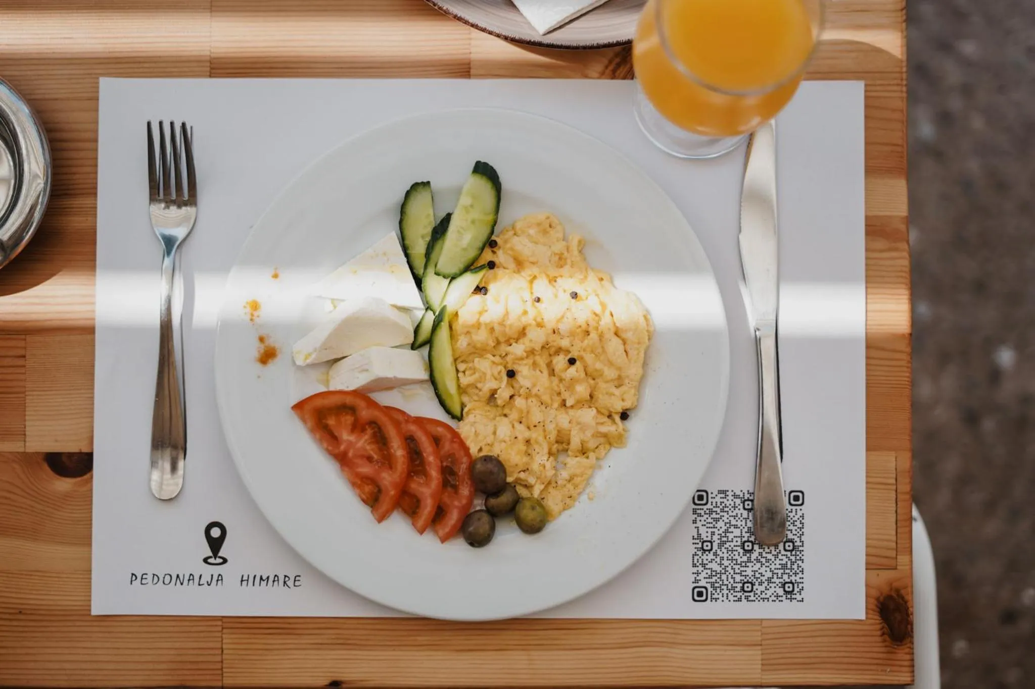 Food and drinks in Noemie Hotel