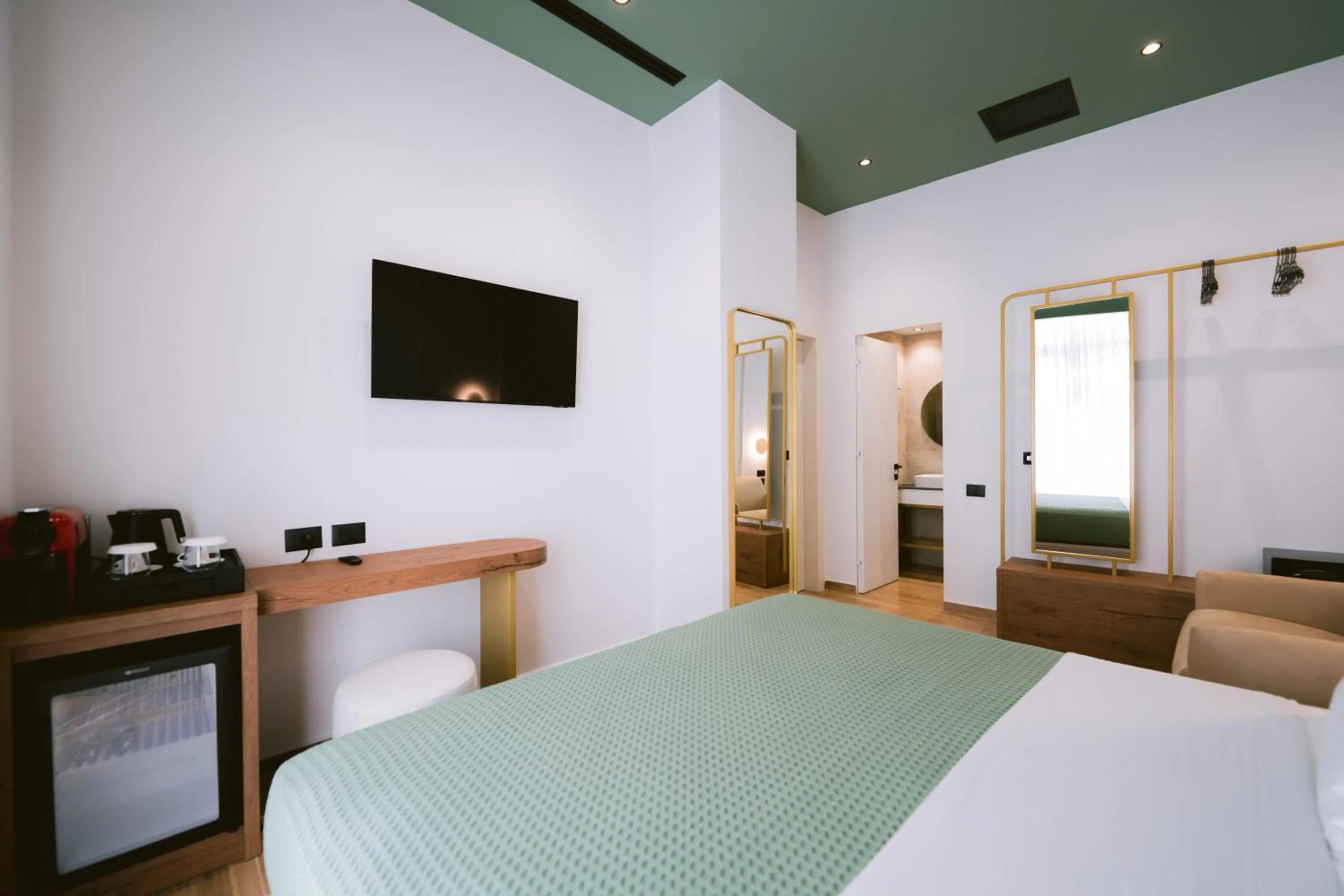 Communal lounge/ TV room, Bed in Noemie Hotel