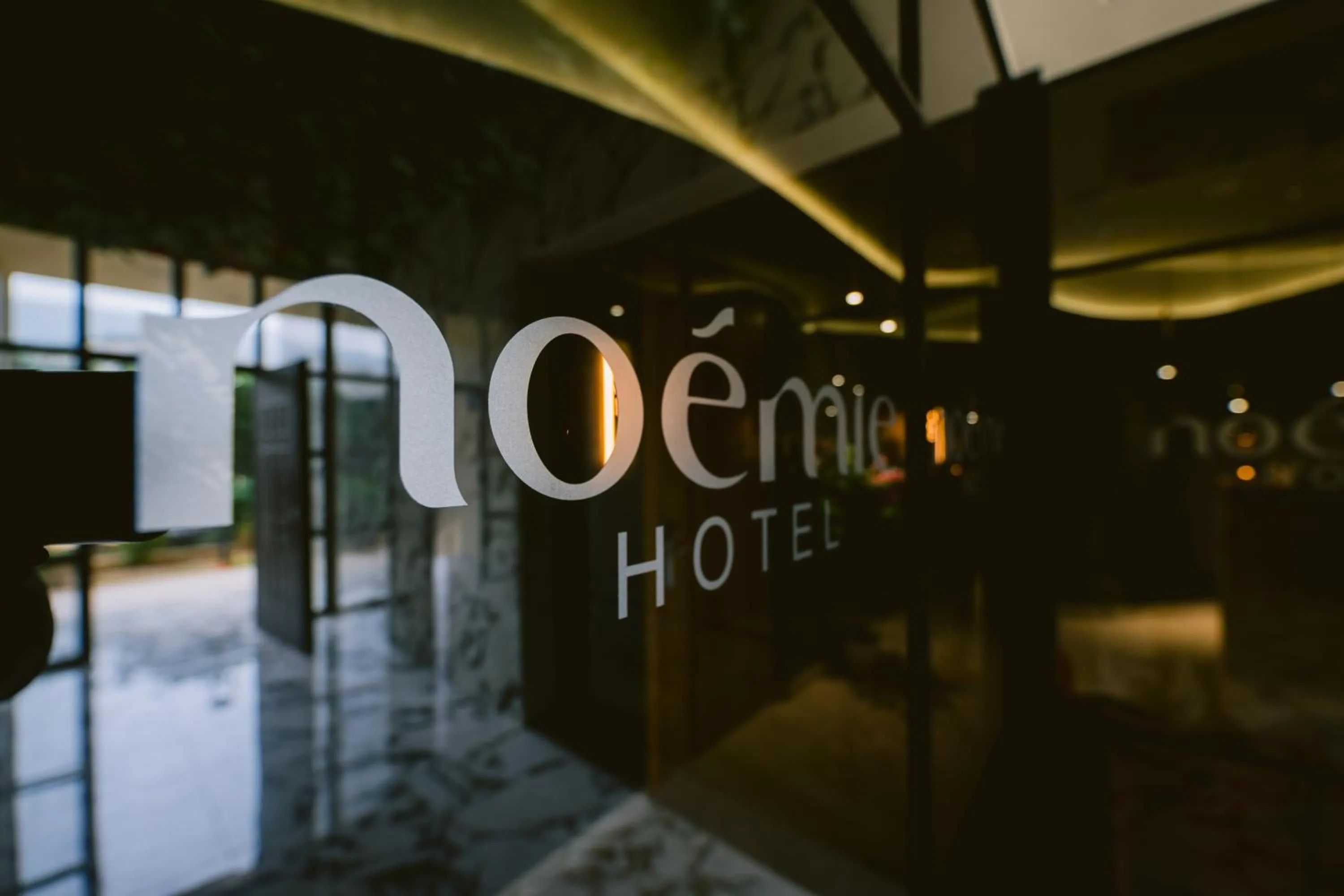 Text overlay in Noemie Hotel