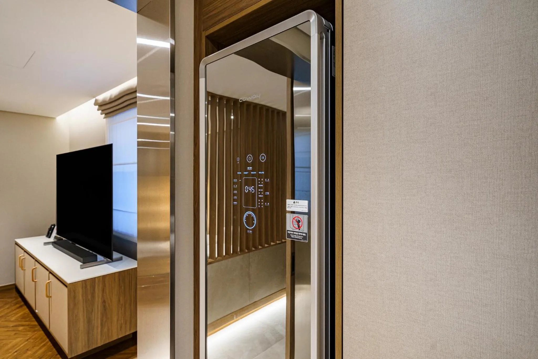 Communal lounge/ TV room in Hotel Foret The Spa