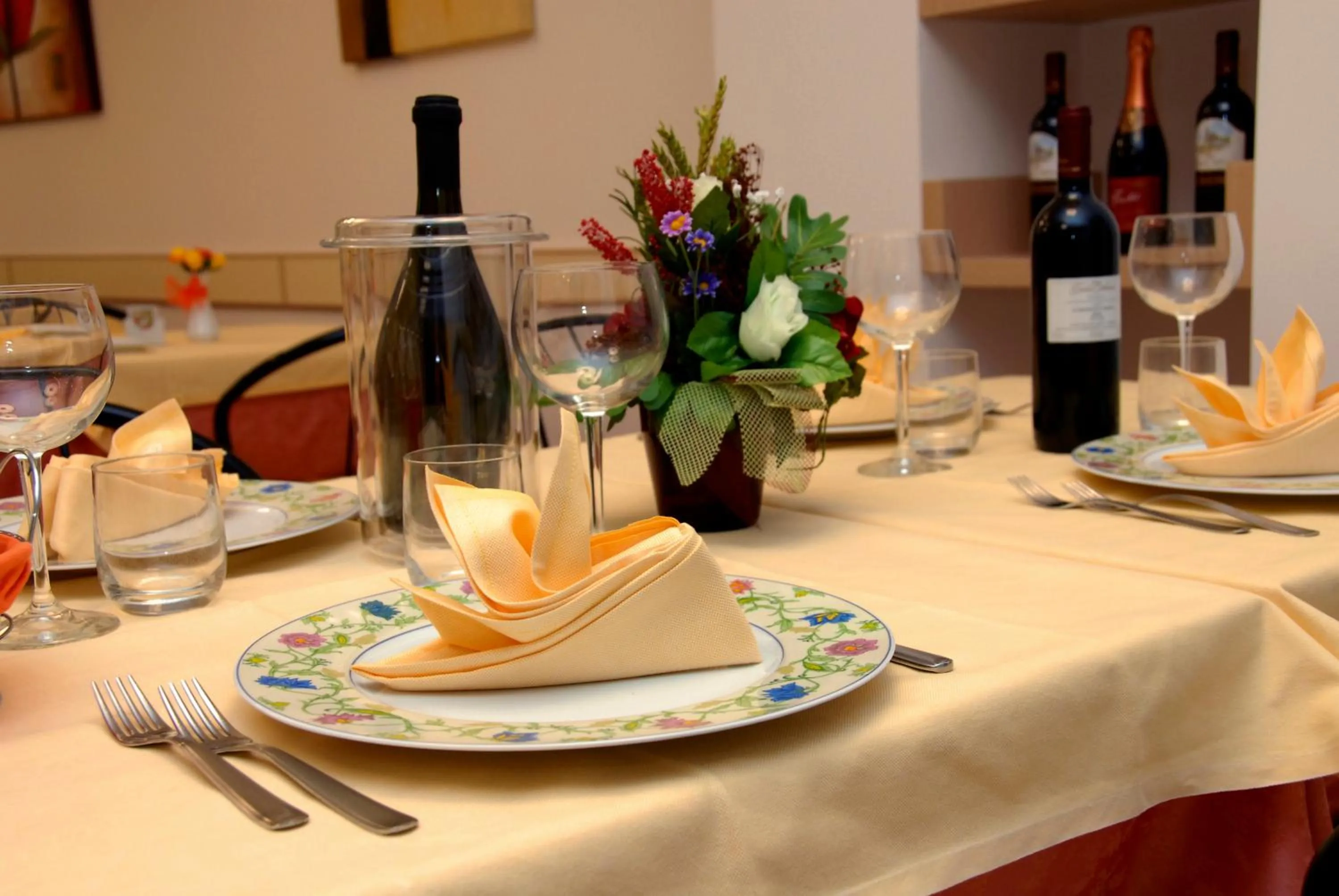 Restaurant/places to eat in Groane Hotel Residence