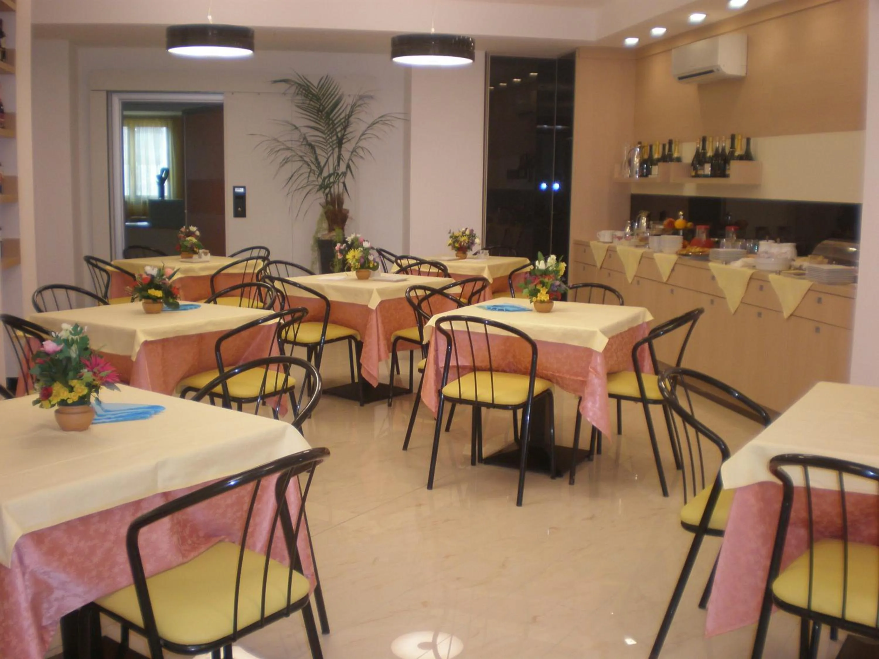 Restaurant/places to eat in Groane Hotel Residence