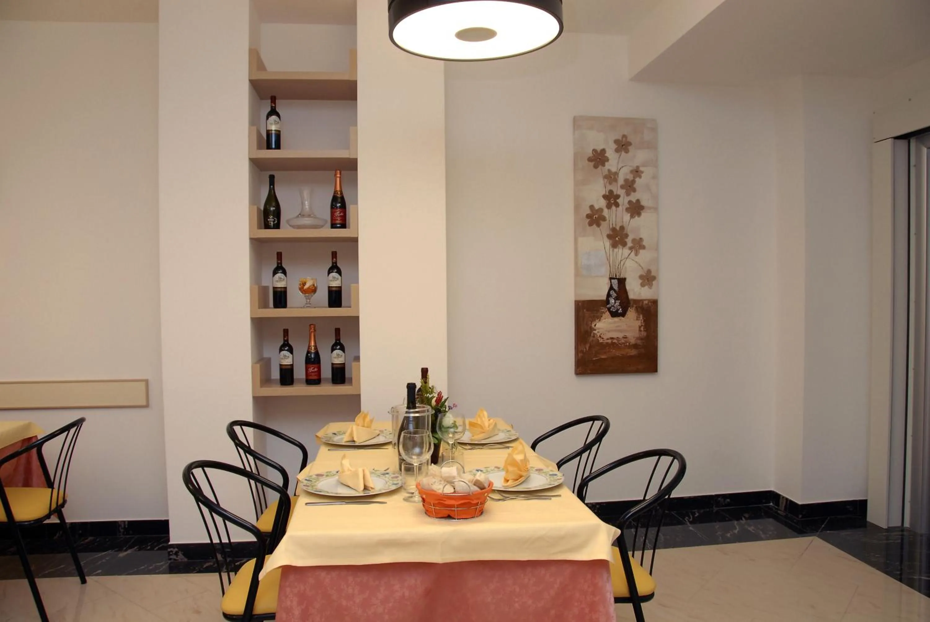 Restaurant/places to eat in Groane Hotel Residence