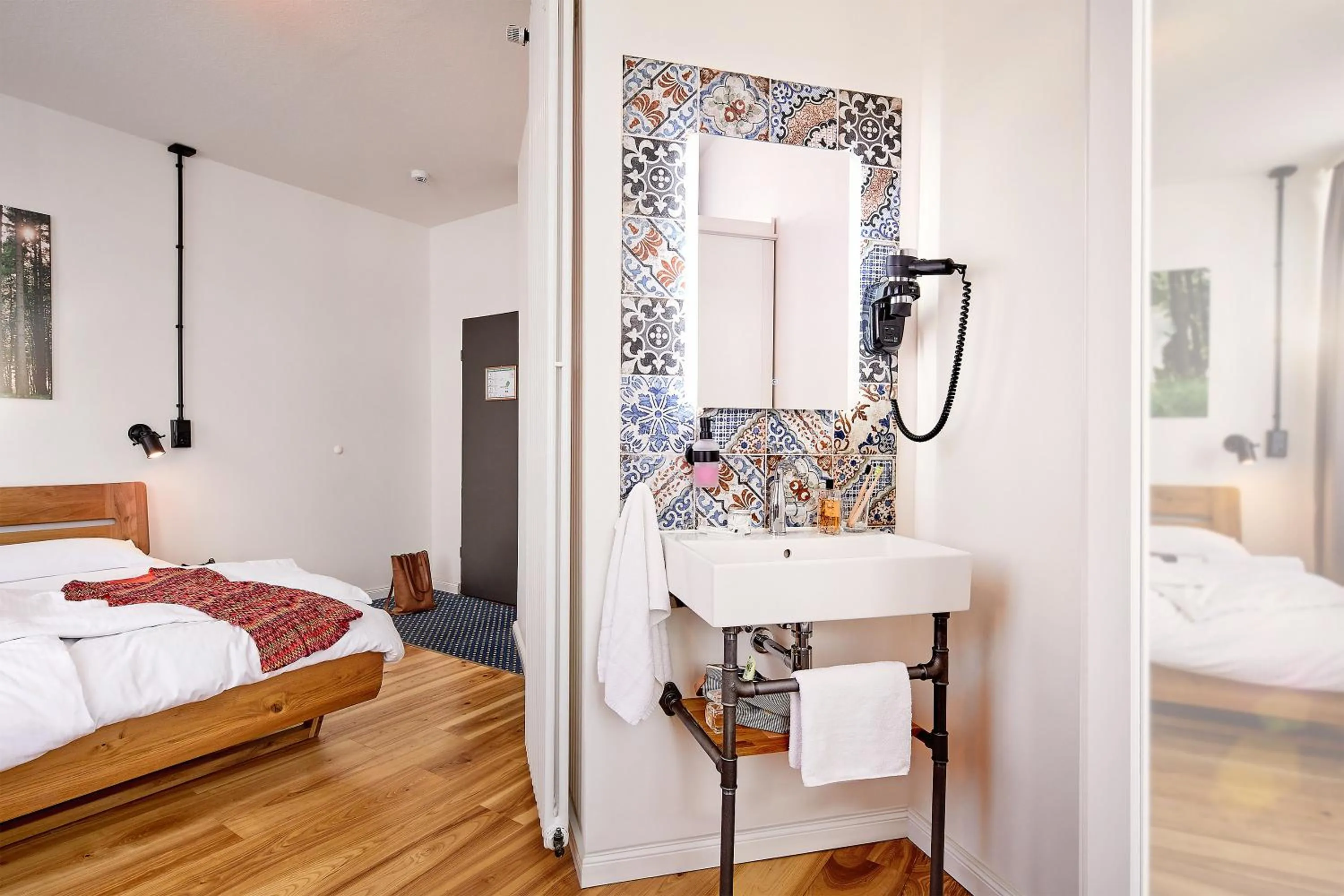 Bathroom, Bed in Hotel am Chlodwigplatz