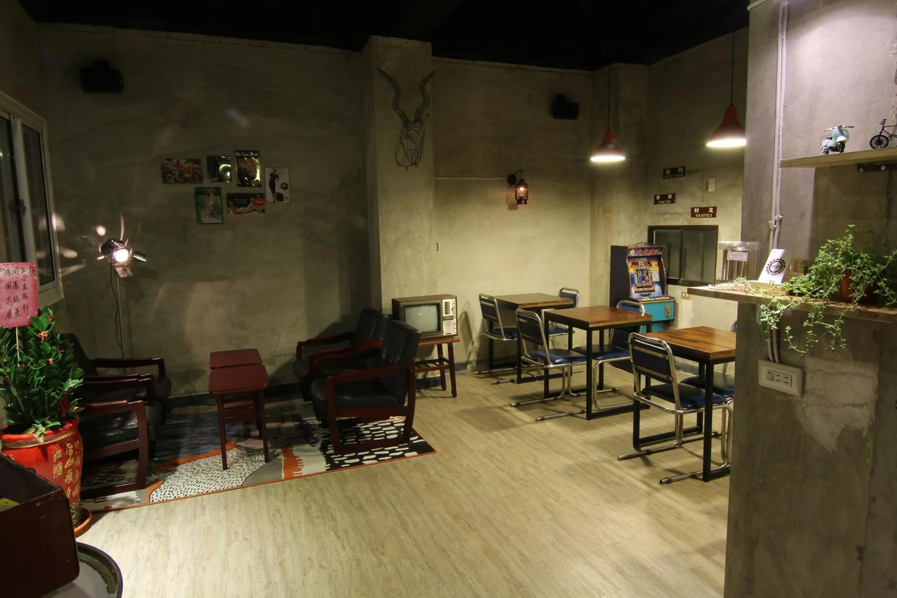 Restaurant/places to eat in Prince Hotel