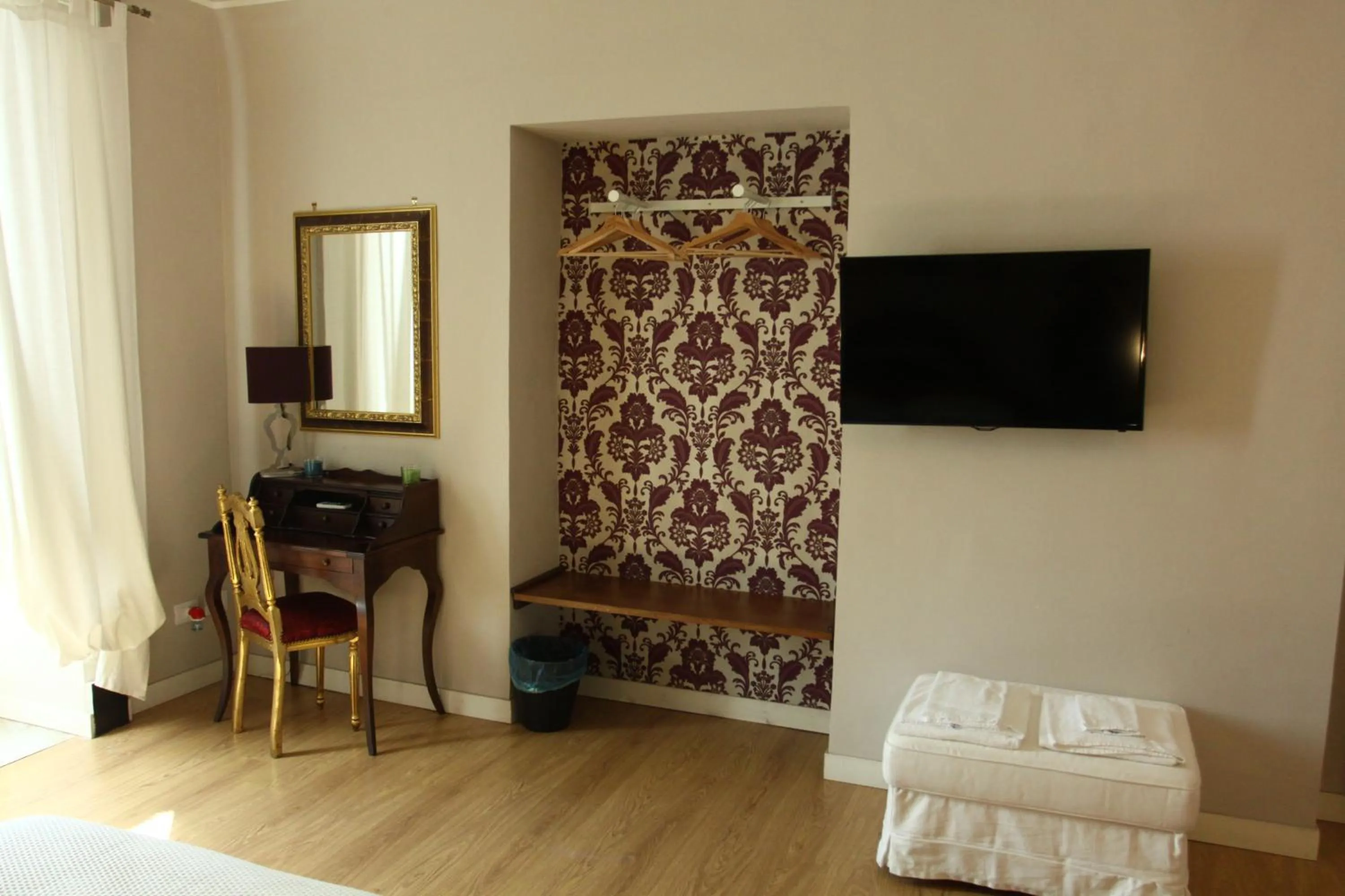 TV and multimedia, Bed in B&B Suite Cutelli