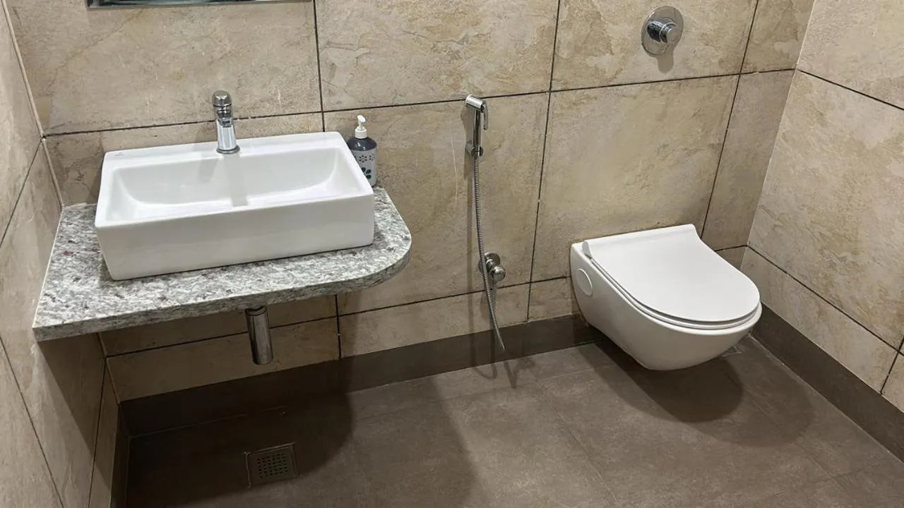 Toilet in Hotel Omkareshwar Inn