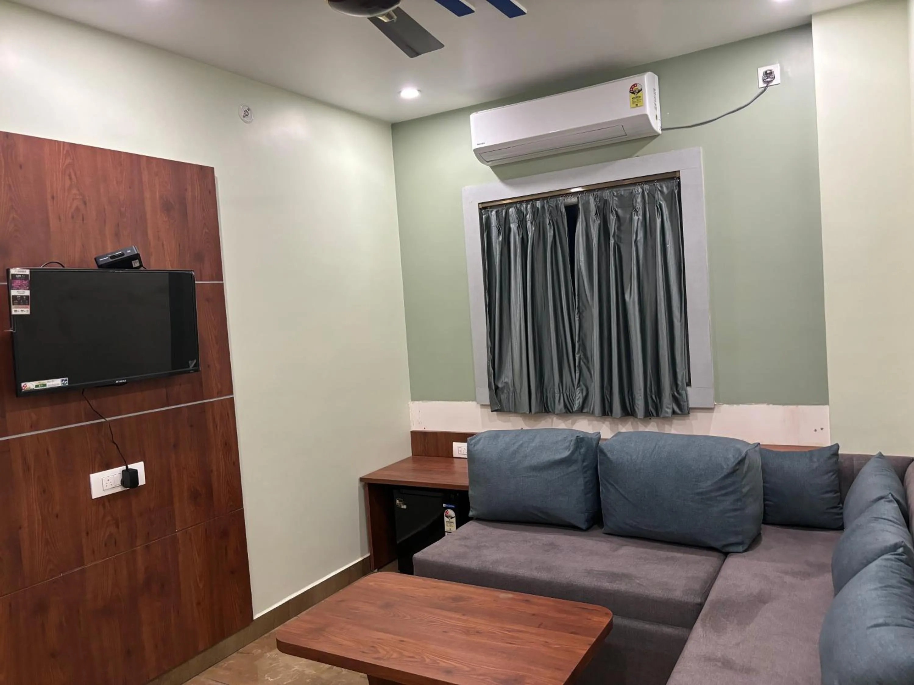 Communal lounge/ TV room in Hotel Omkareshwar Inn