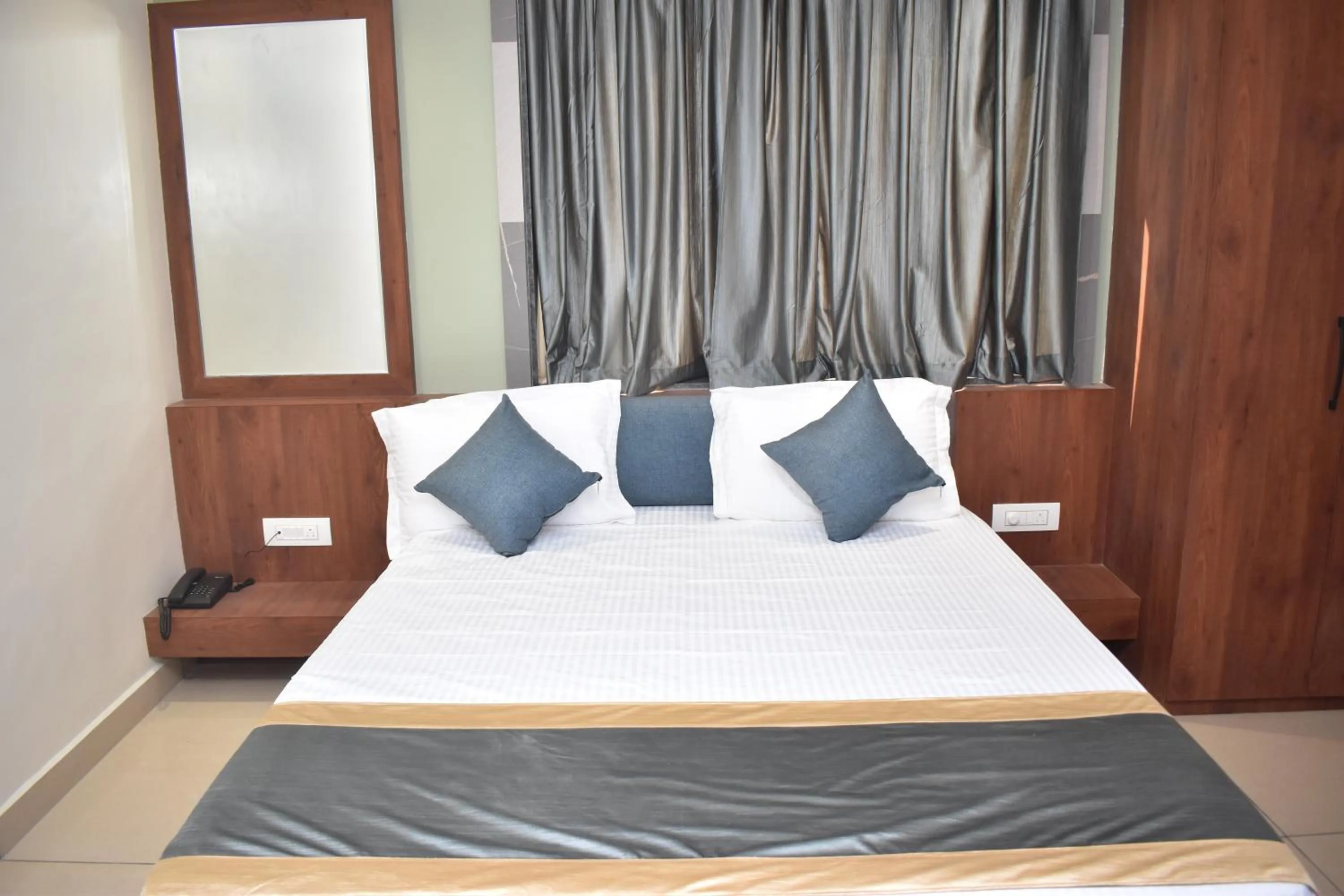 Bed in Hotel Omkareshwar Inn