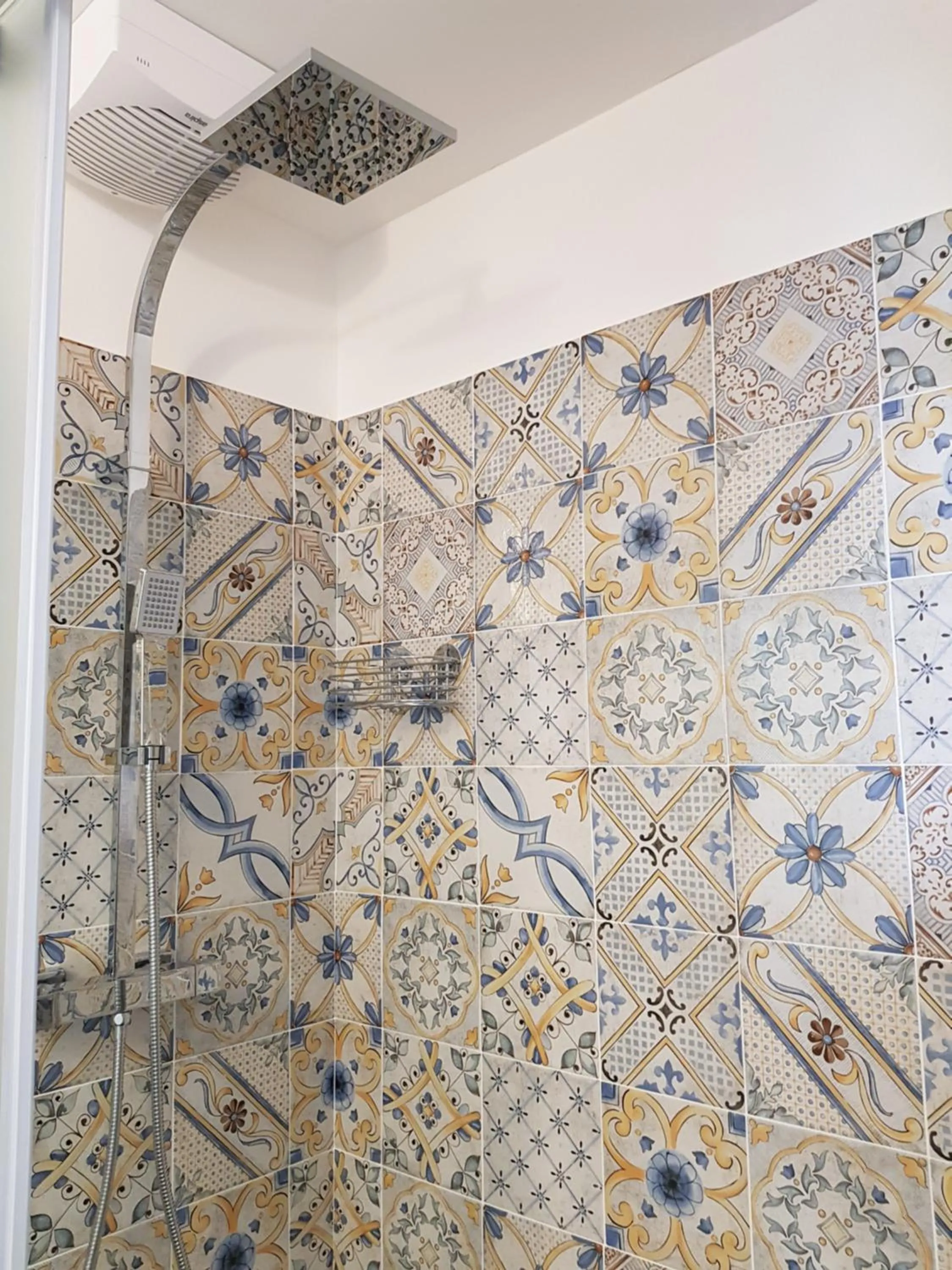 Shower in Bed and Breakfast Terra del Sole Ibla