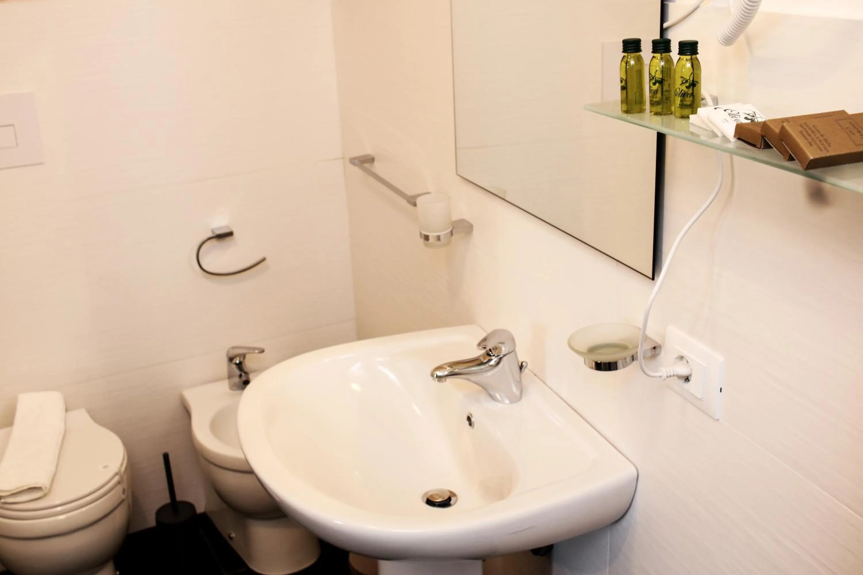 Toilet in Bed and Breakfast Terra del Sole Ibla