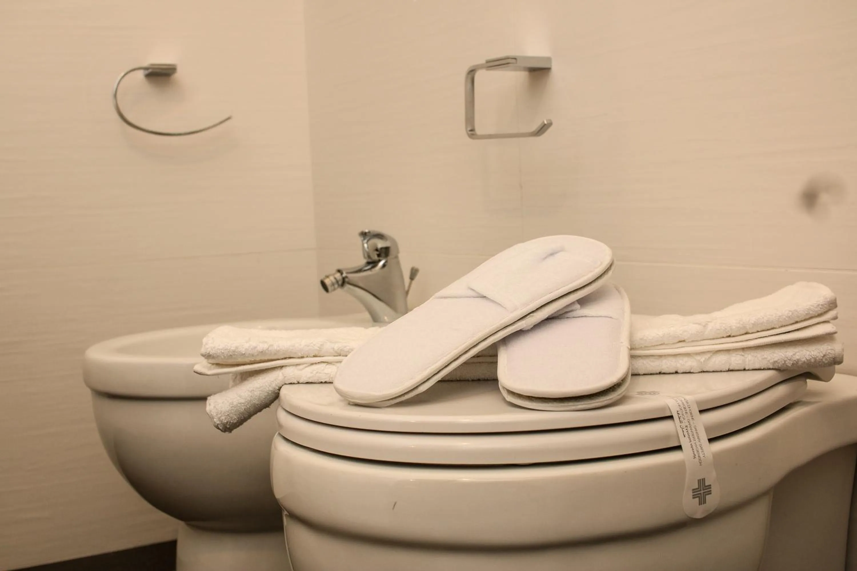 Toilet in Bed and Breakfast Terra del Sole Ibla