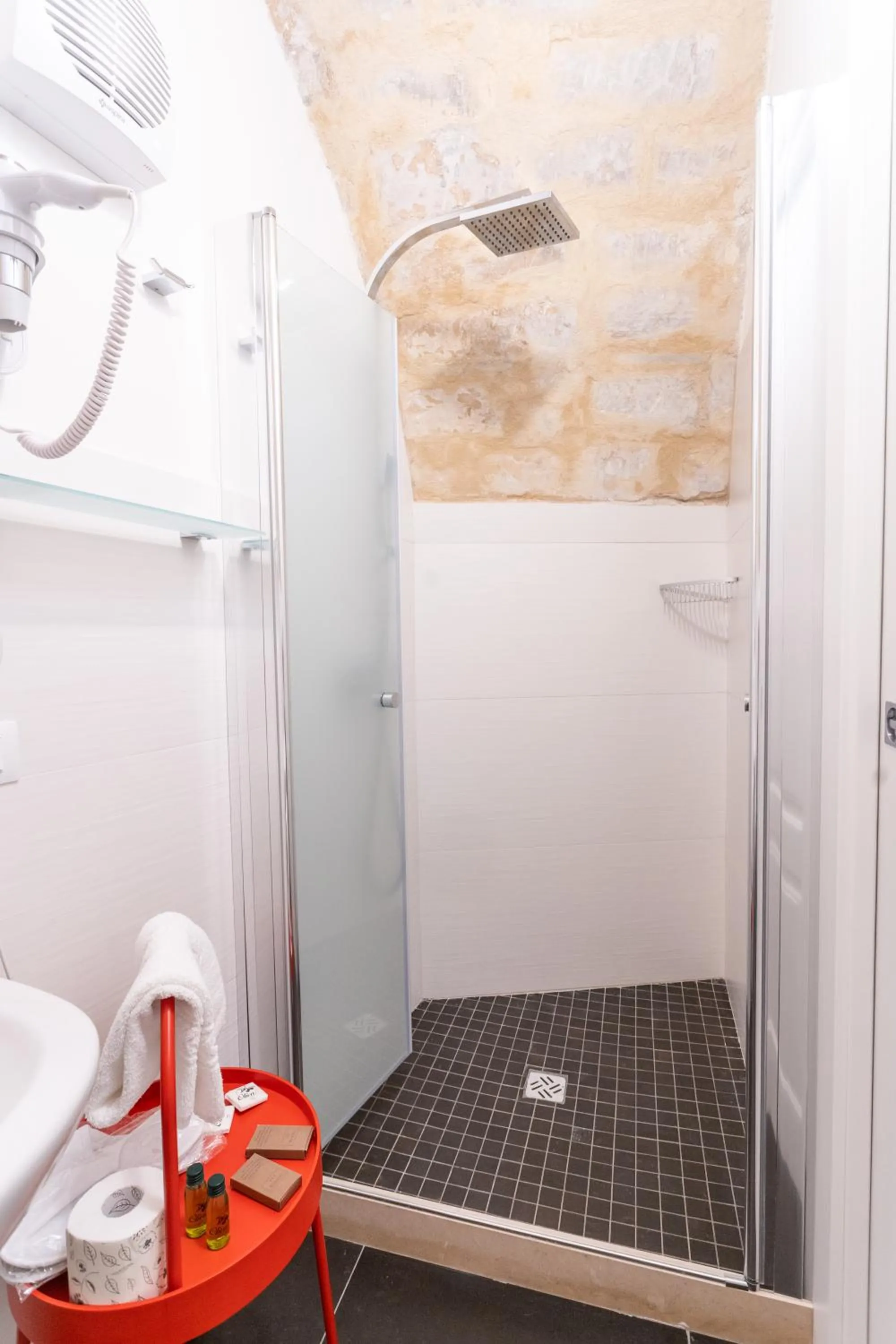 Shower in Bed and Breakfast Terra del Sole Ibla