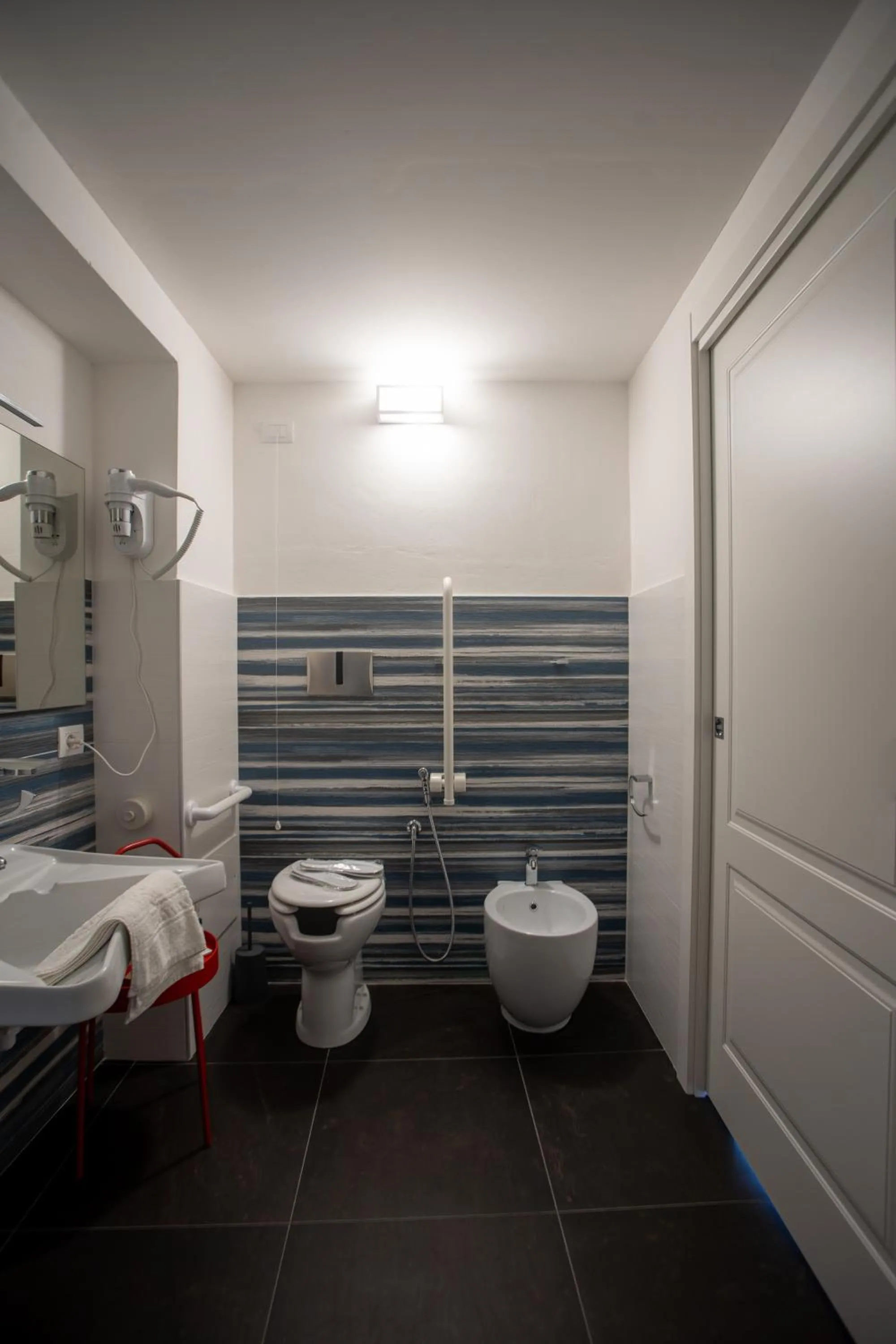 Toilet in Bed and Breakfast Terra del Sole Ibla