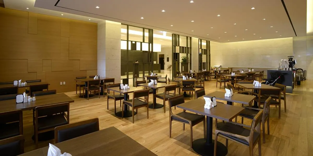 Restaurant/places to eat in Astar Hotel