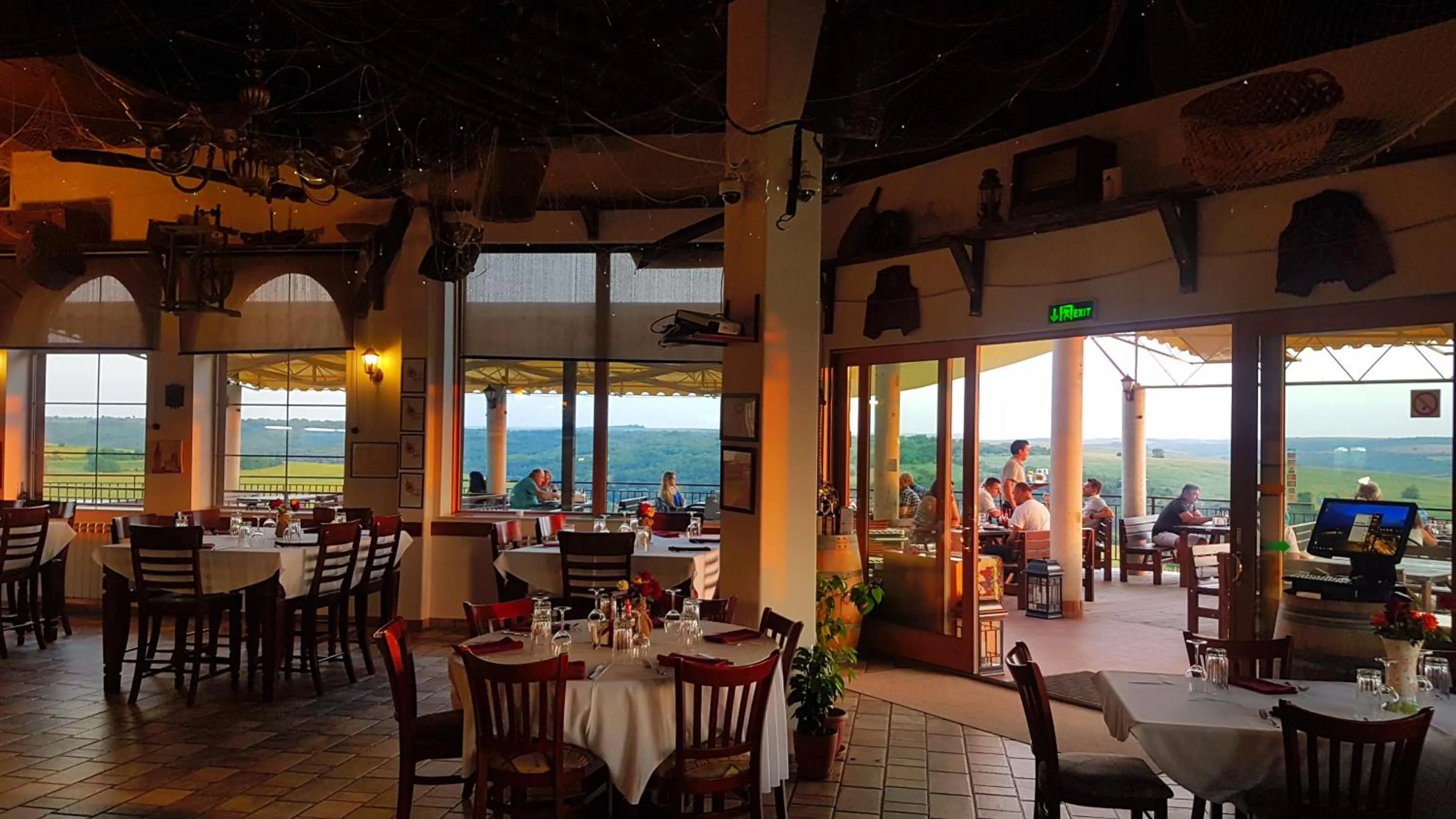 Restaurant/places to eat in Seven Generations Winery Hotel