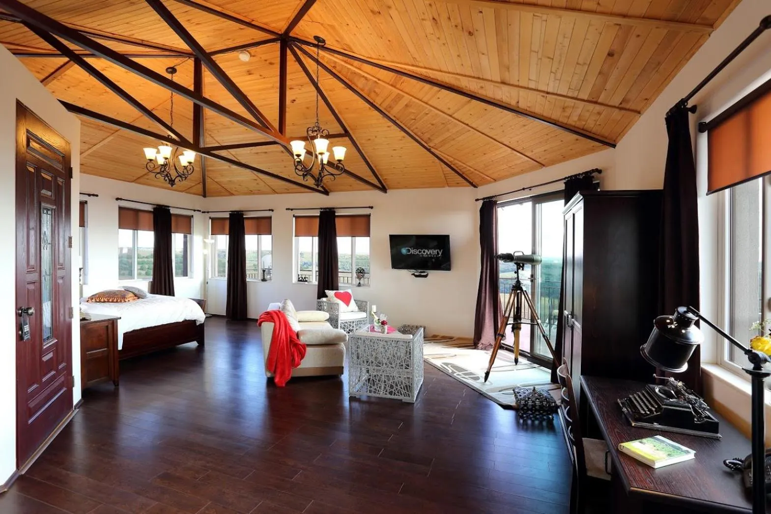 Photo of the whole room, Bed in Seven Generations Winery Hotel