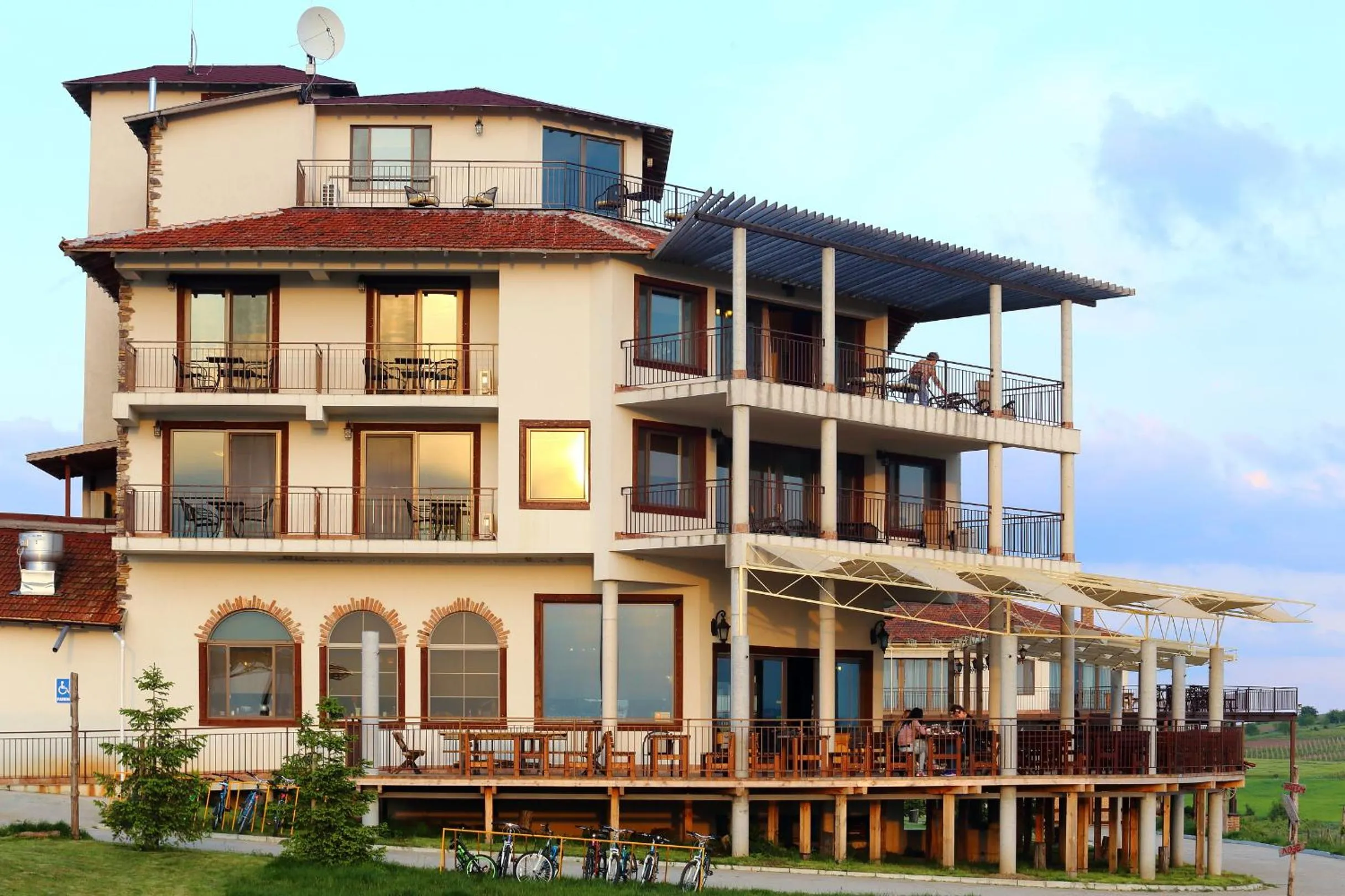 Restaurant/places to eat in Seven Generations Winery Hotel