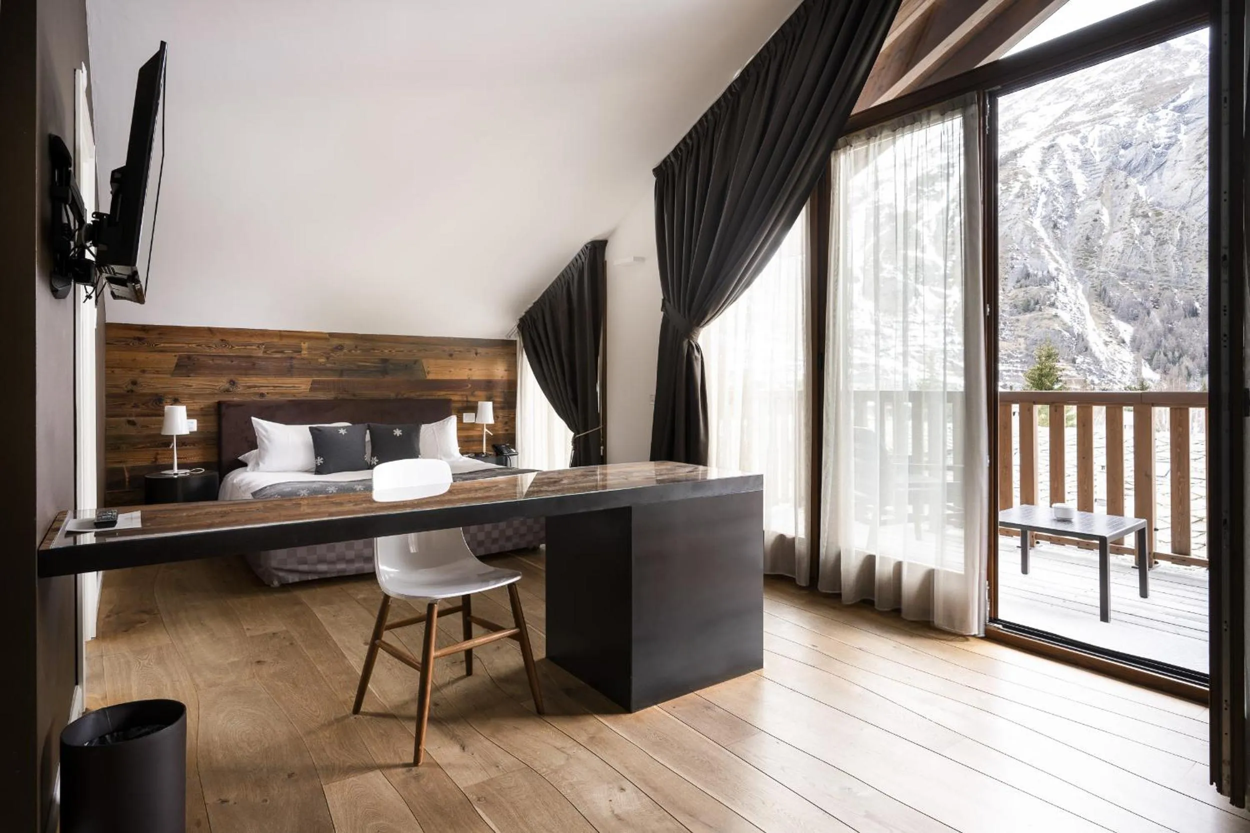 Bedroom in Montana Lodge & Spa, by R Collection Hotels