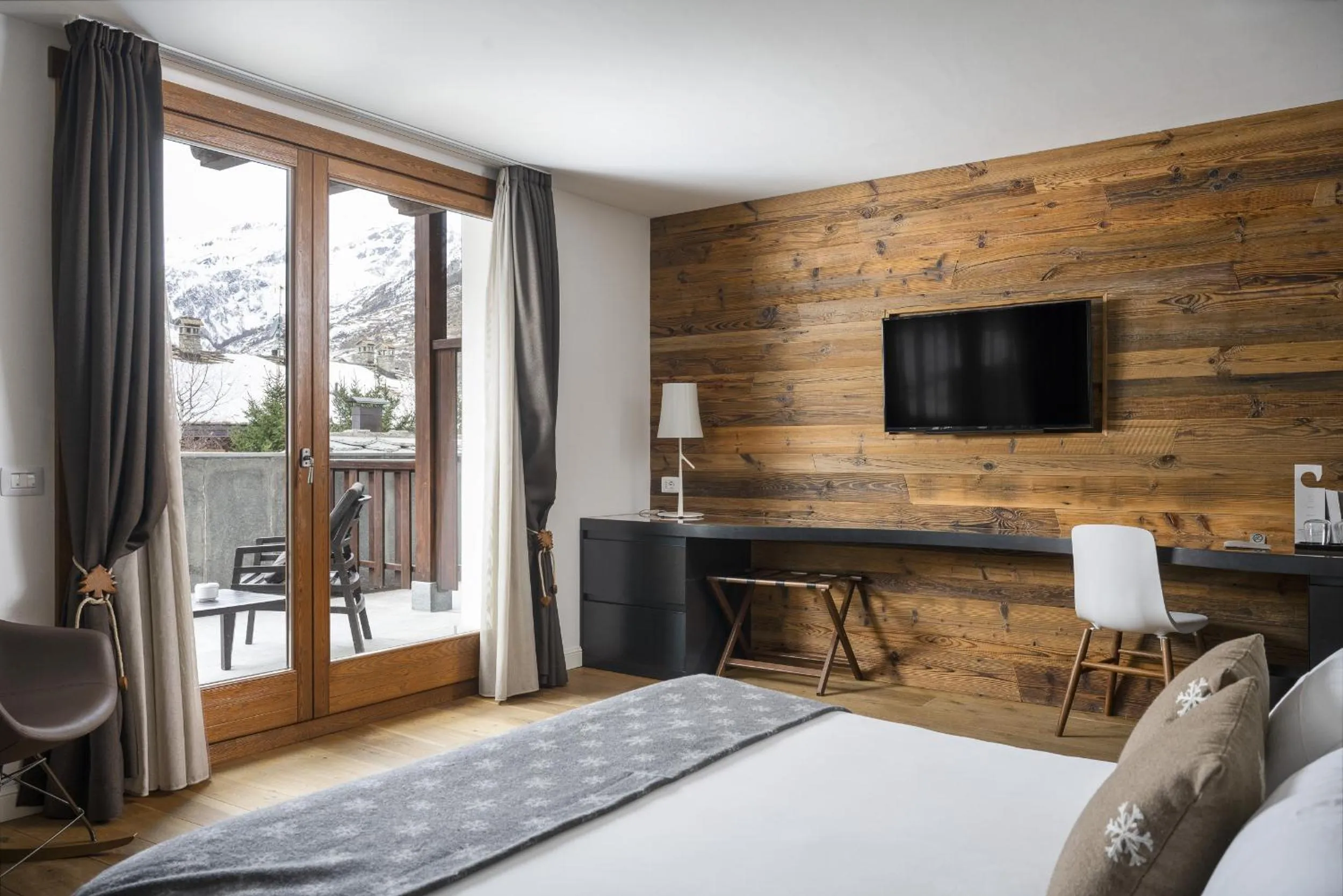 Bedroom, Bed in Montana Lodge & Spa, by R Collection Hotels