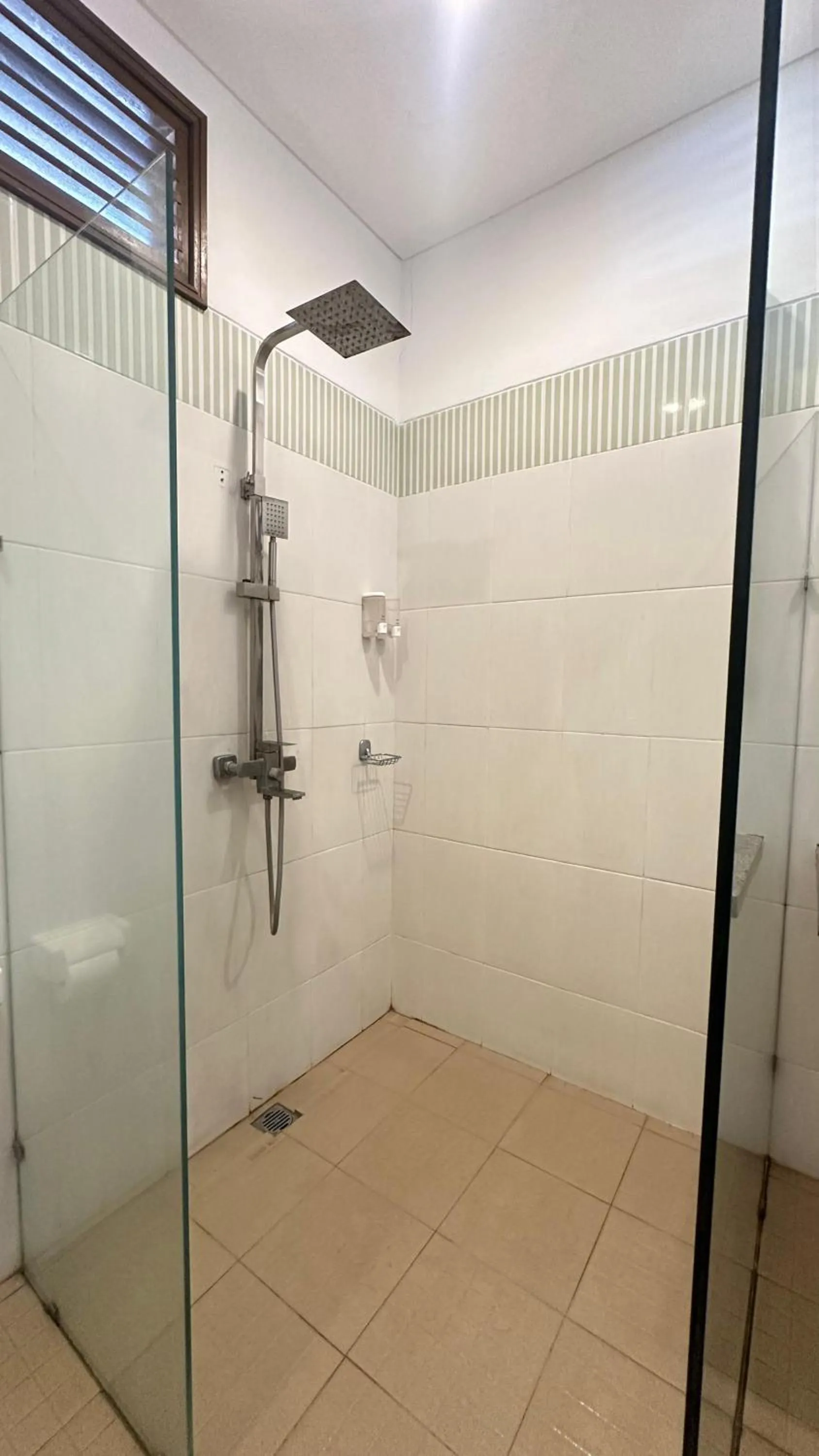 Shower in Bukawa Lodge Jimbaran