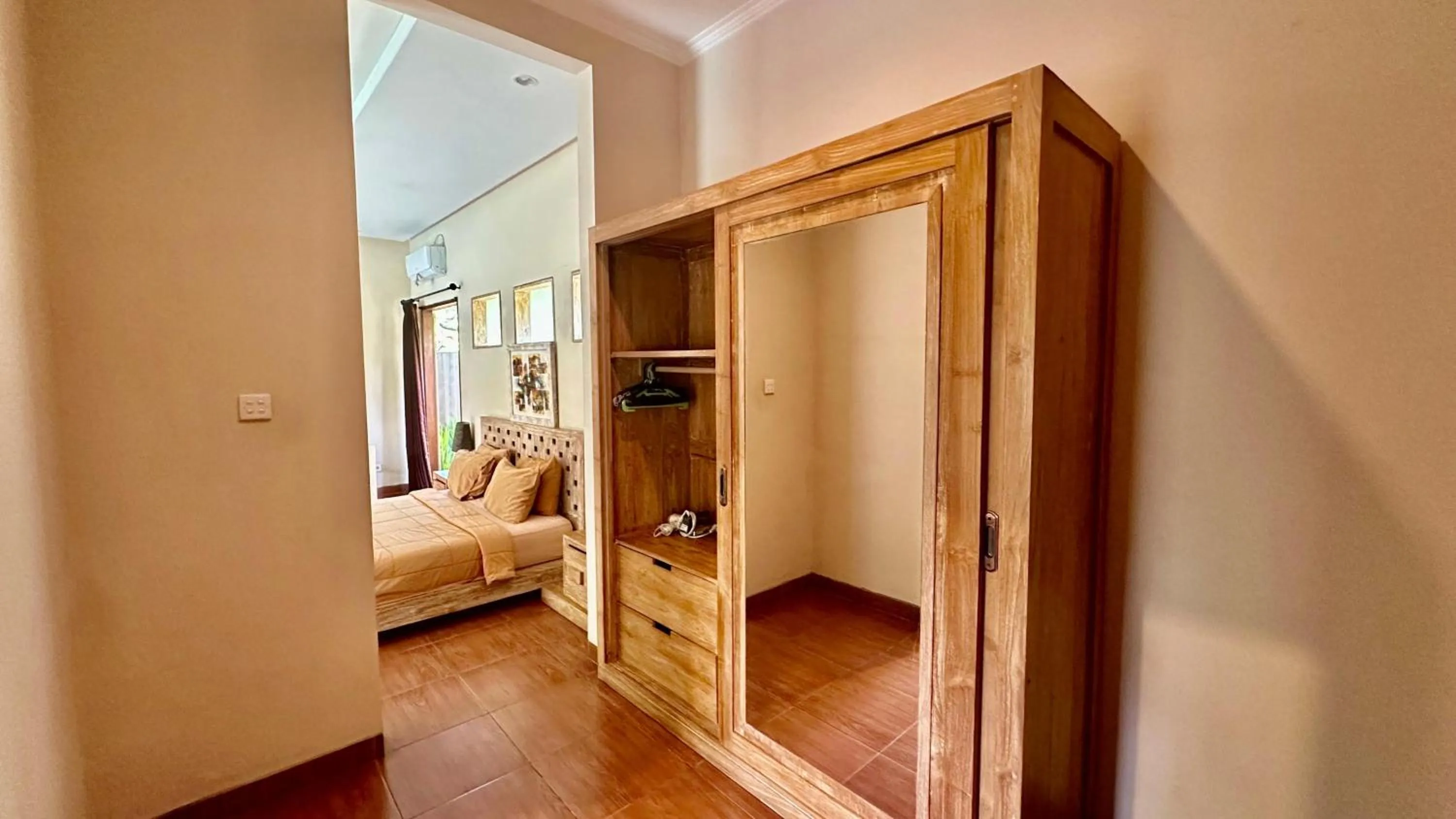 wardrobe, Bed in Bukawa Lodge Jimbaran