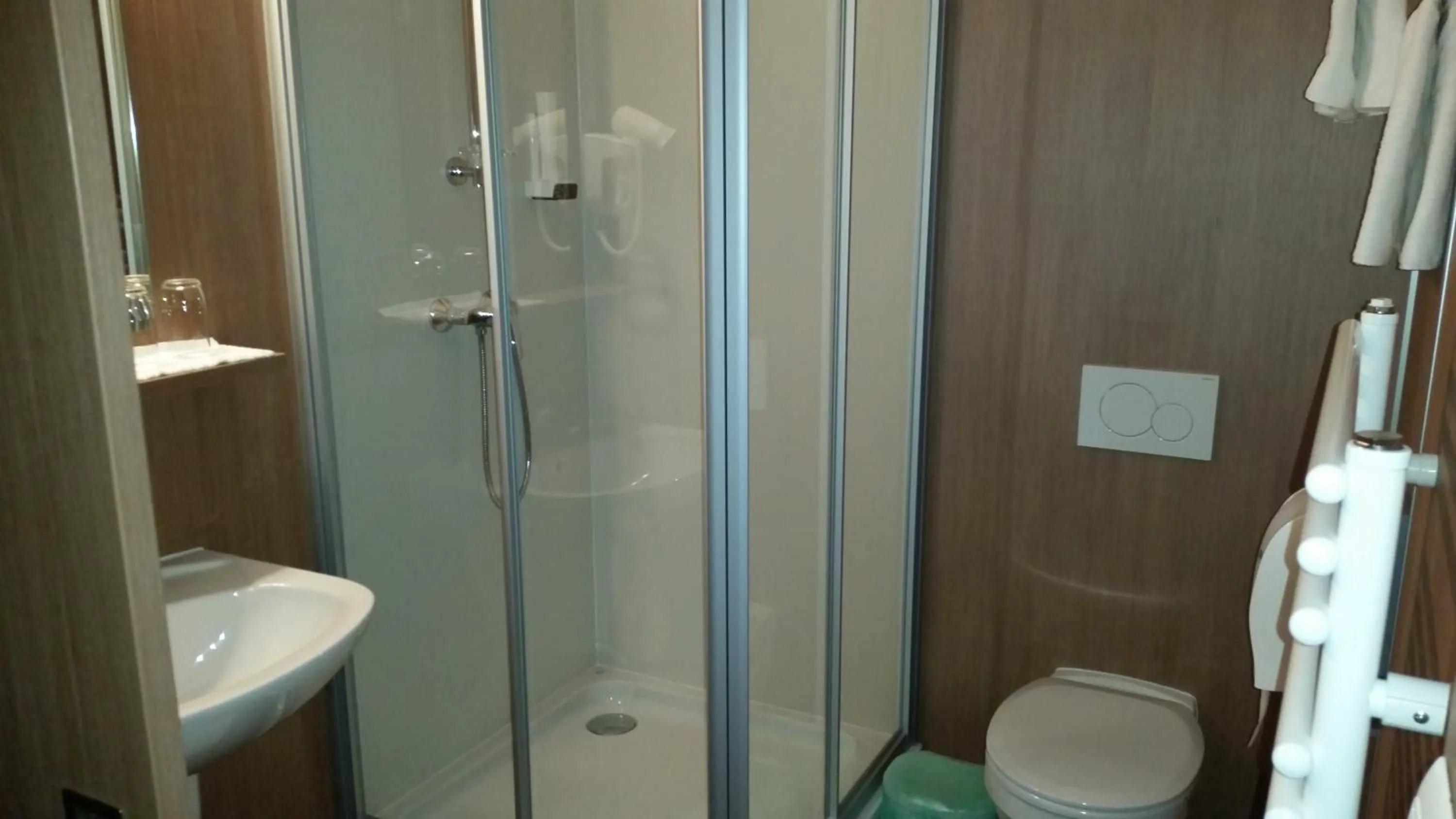 Bathroom in FairSleep Motel Hainburg