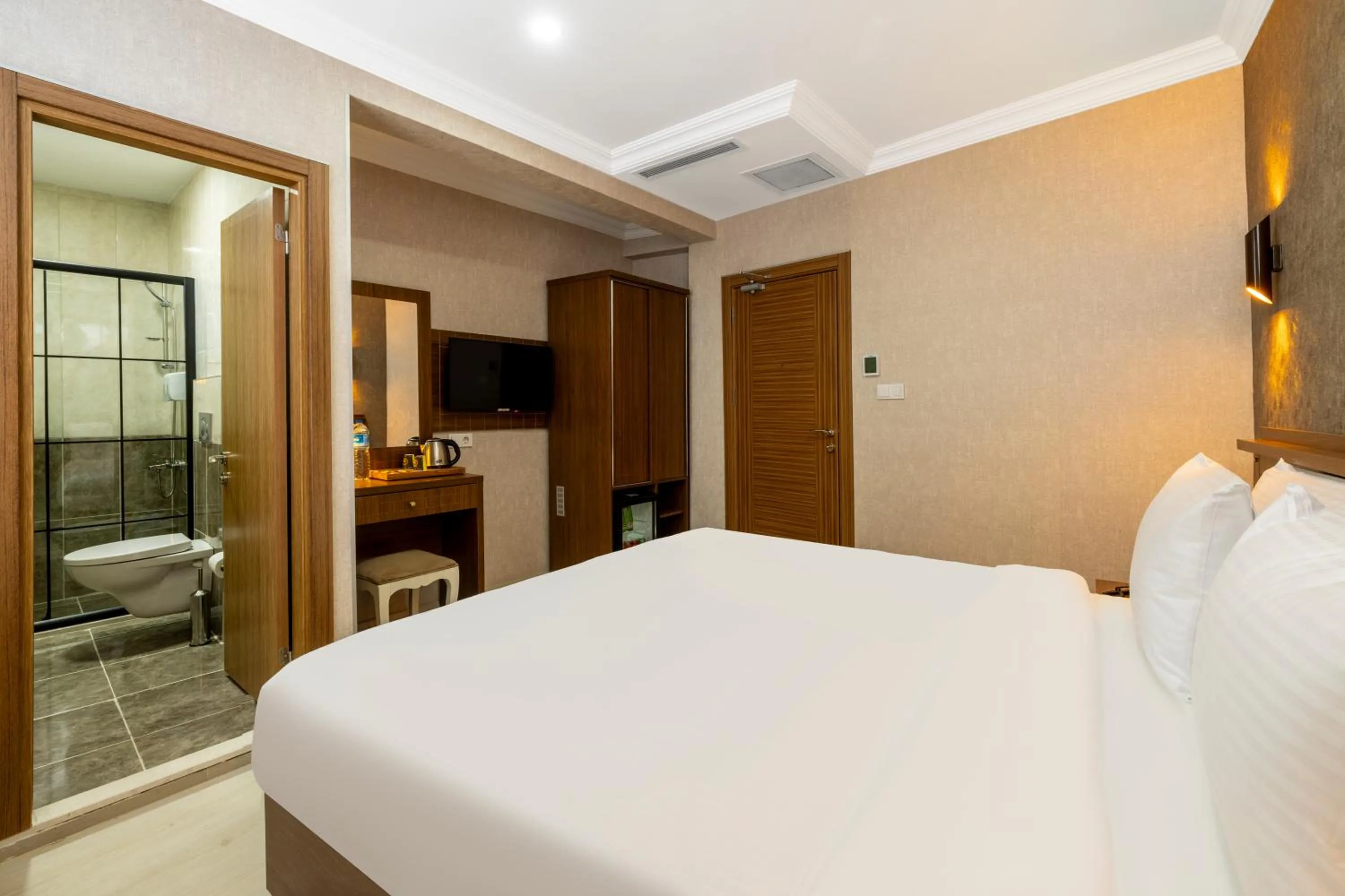 Photo of the whole room, Bed in Diamond Beyazit Hotel