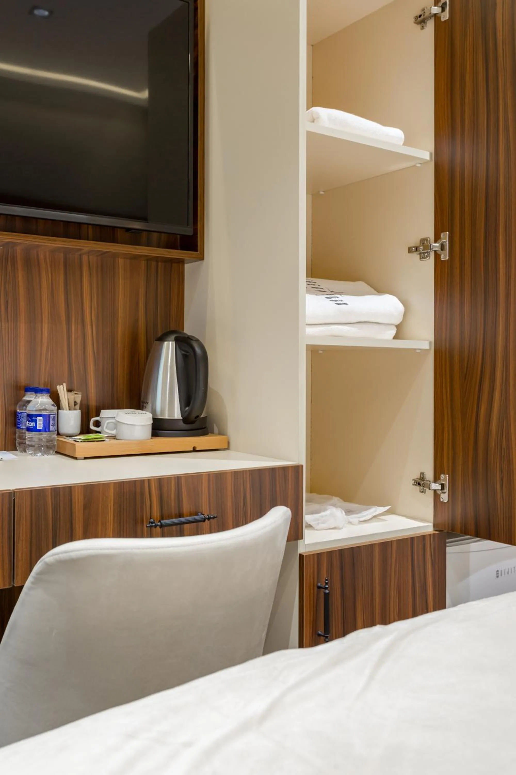 Coffee/tea facilities, Bed in Dream Park Hotel