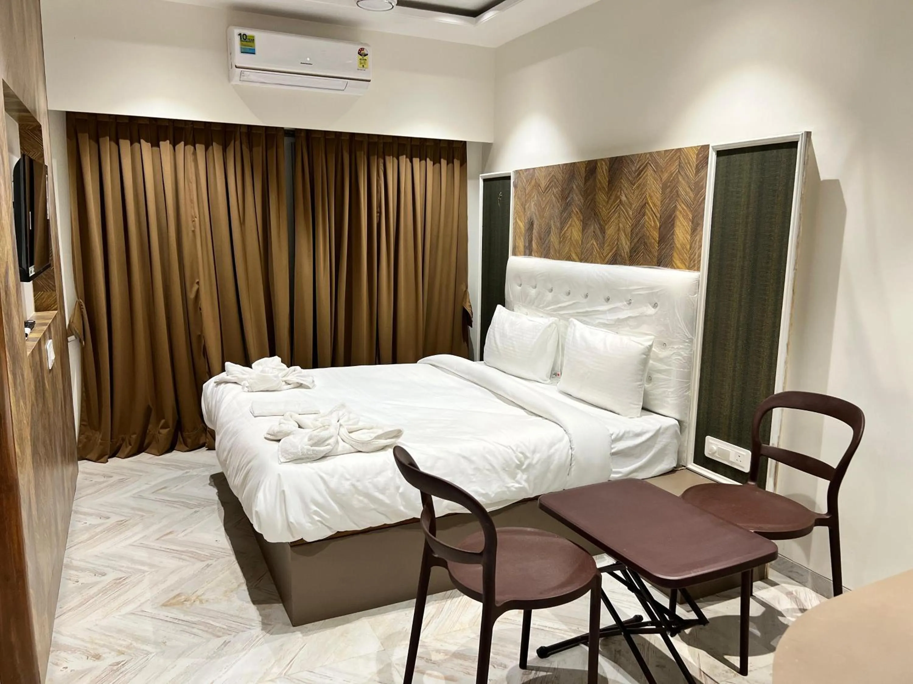 Bed in The Grand Leela Resort