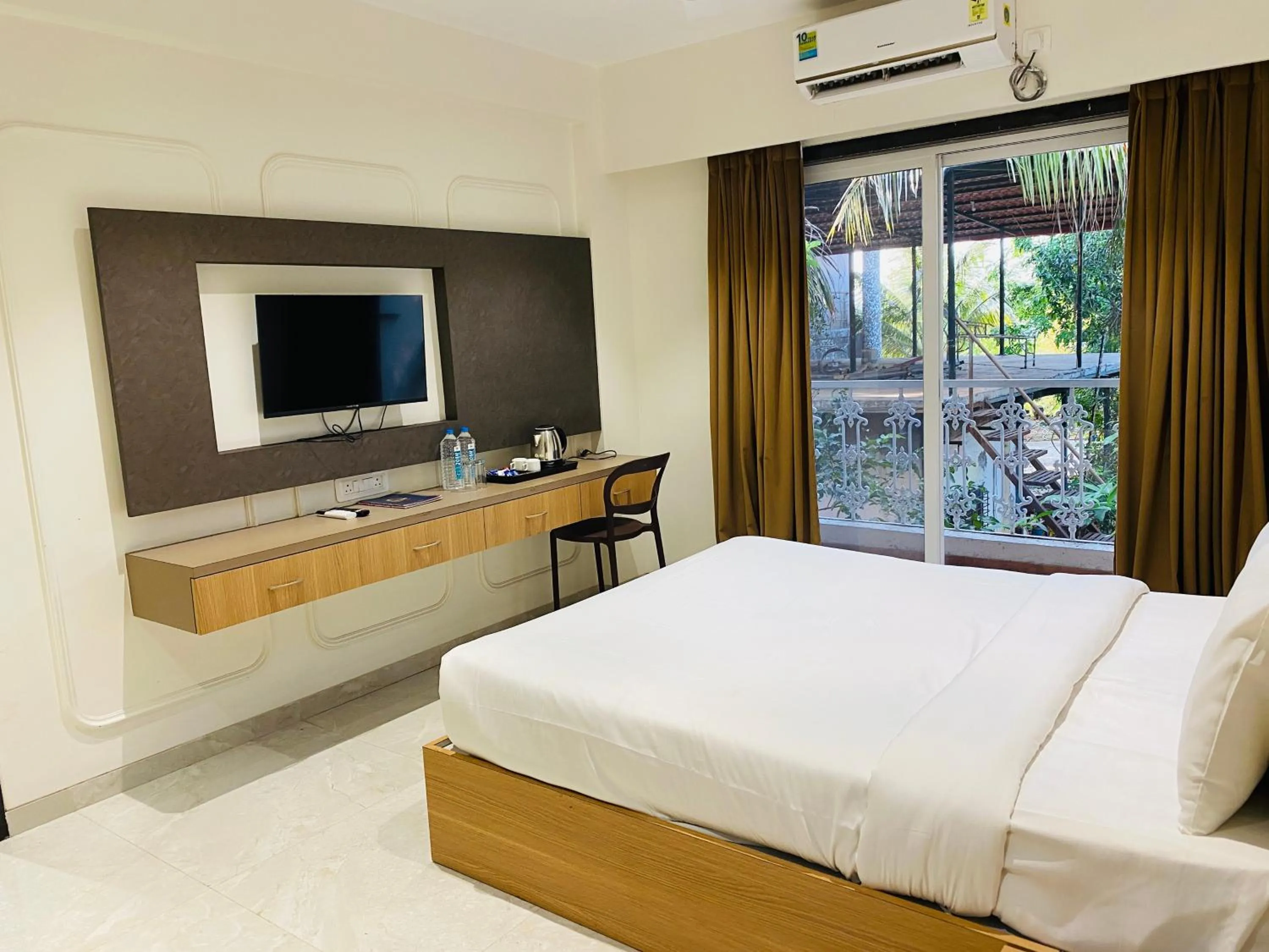 Communal lounge/ TV room in The Grand Leela Resort