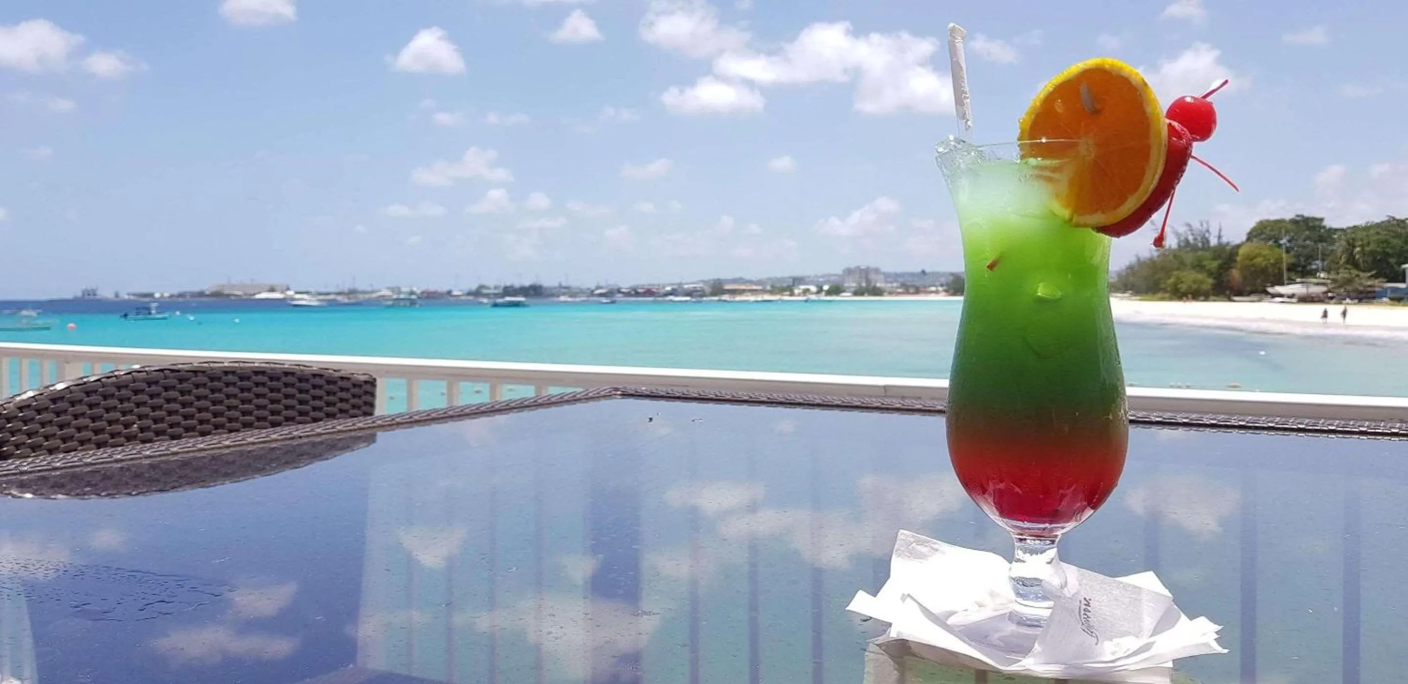 Lounge or bar in Radisson Aquatica Resort Barbados