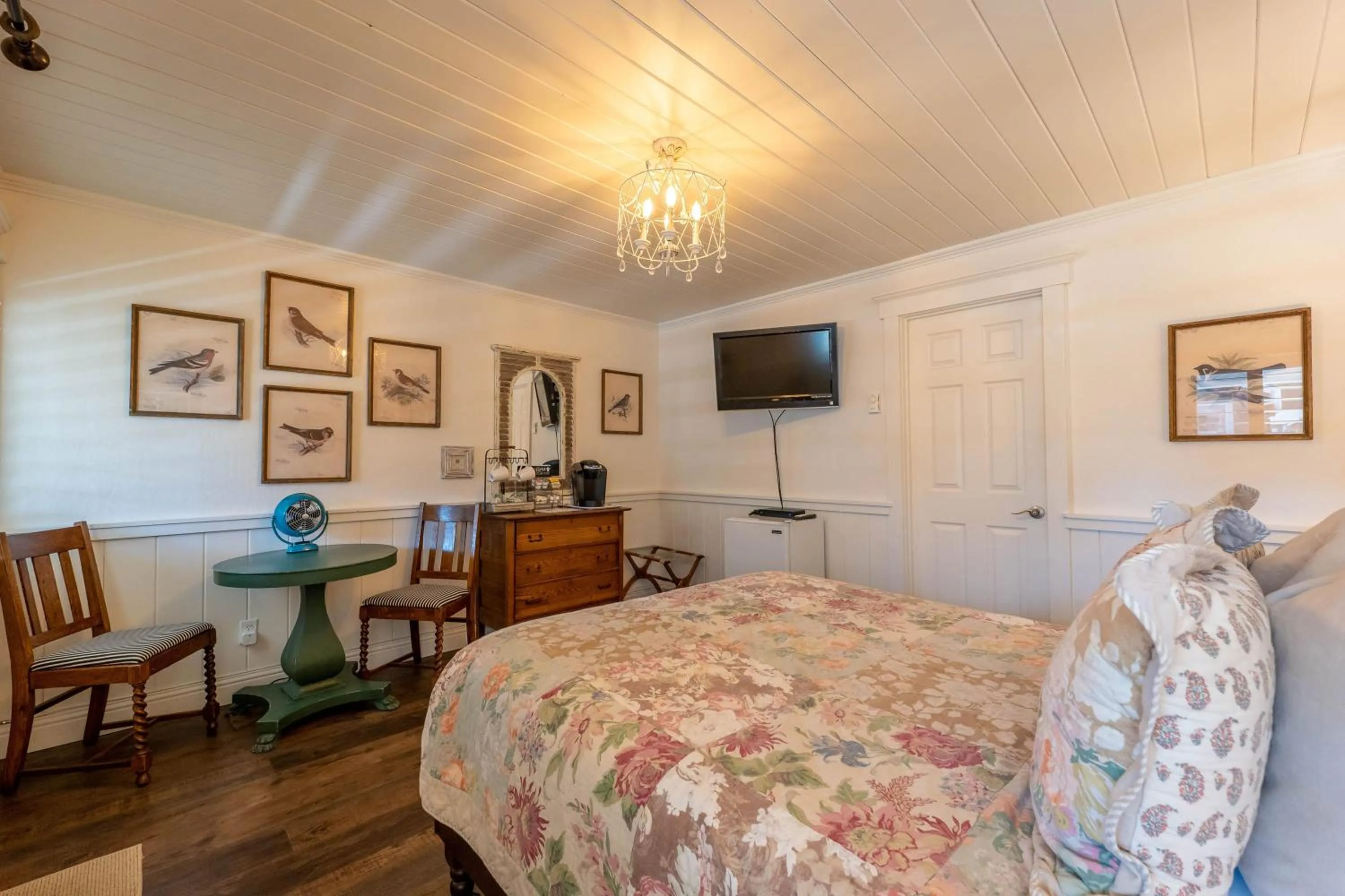 Bed in Bandon Marina Inn