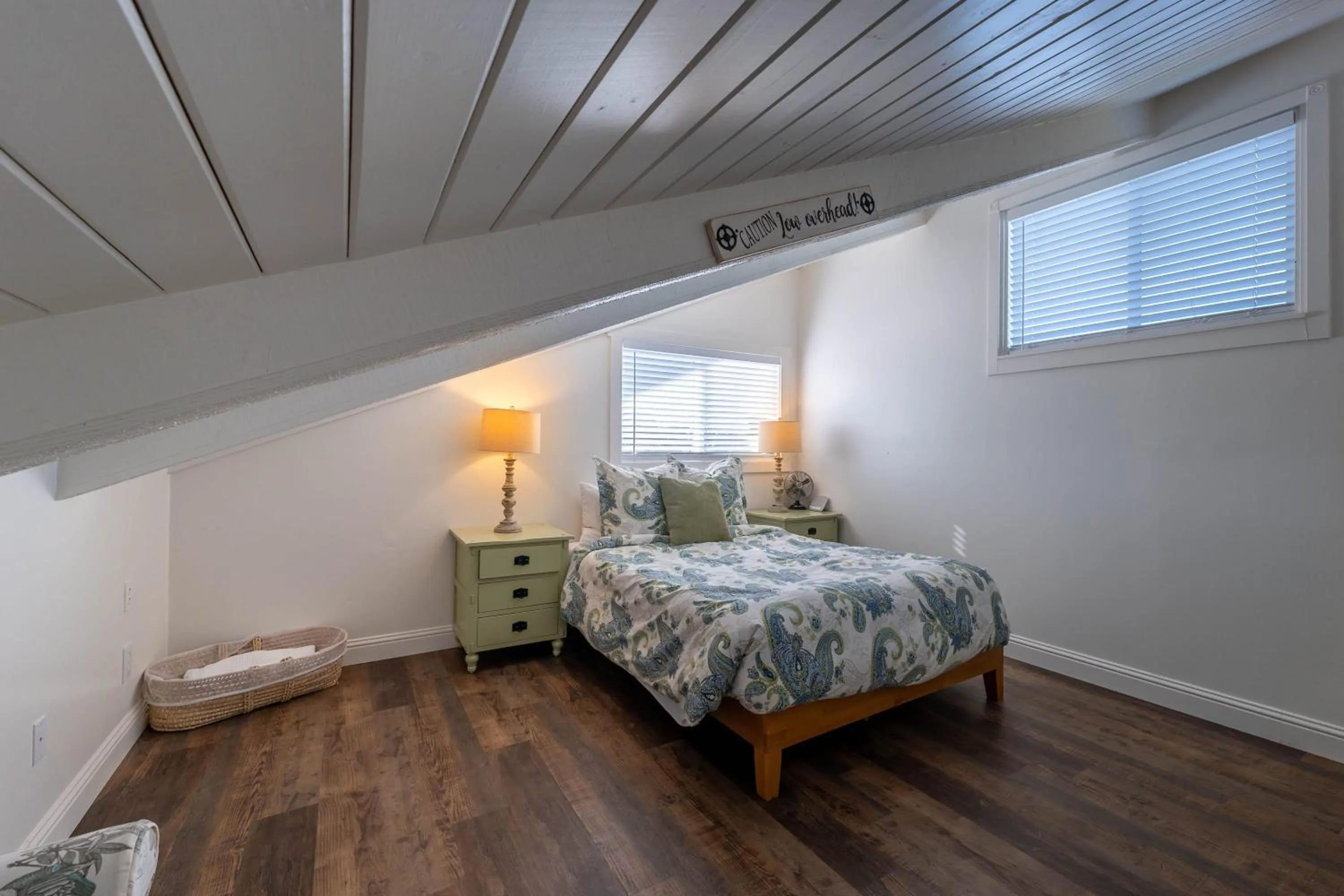 Bed in Bandon Marina Inn