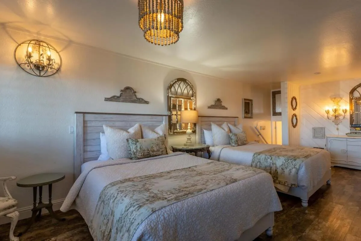 Bed in Bandon Marina Inn