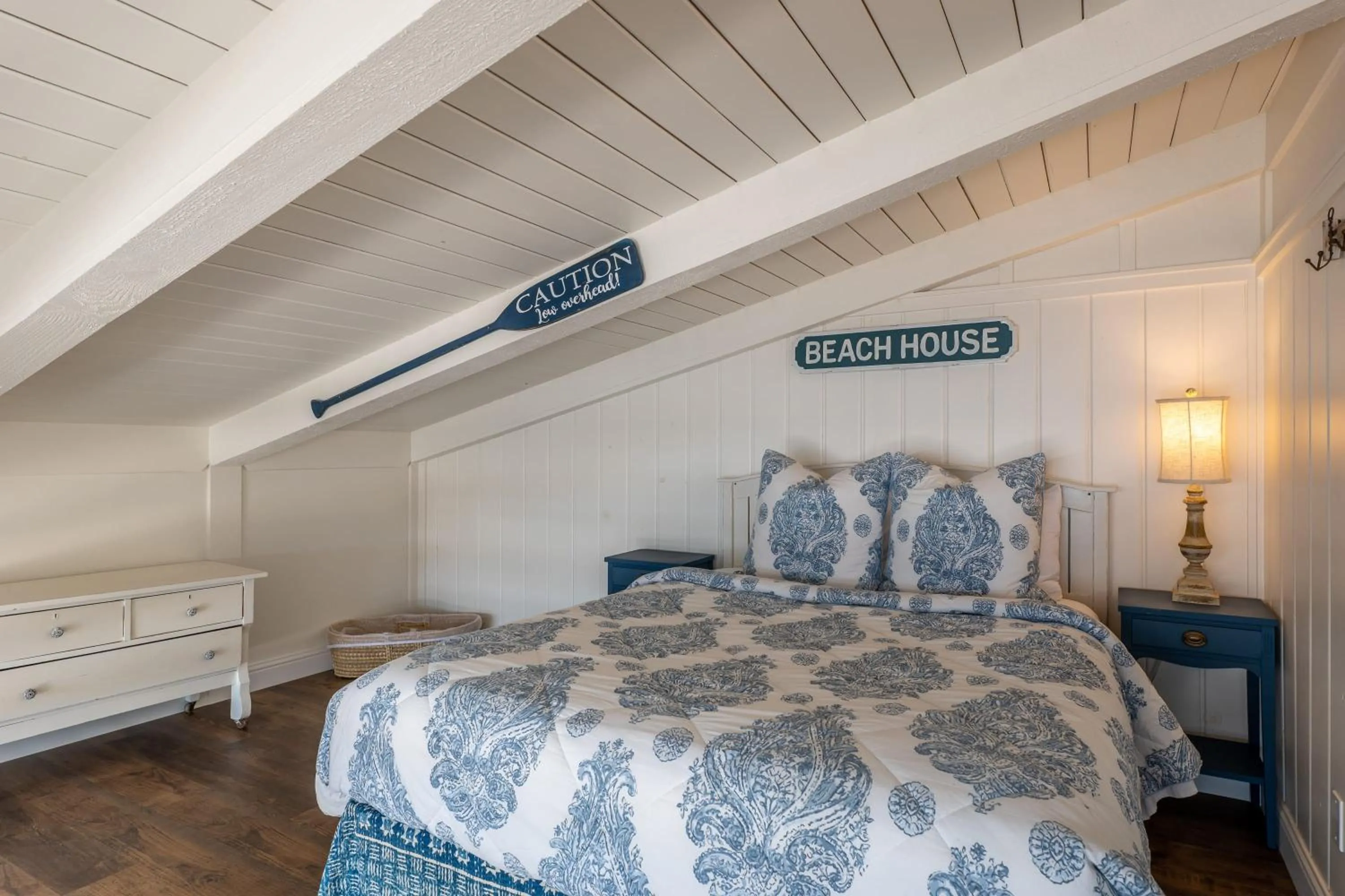 Bed in Bandon Marina Inn